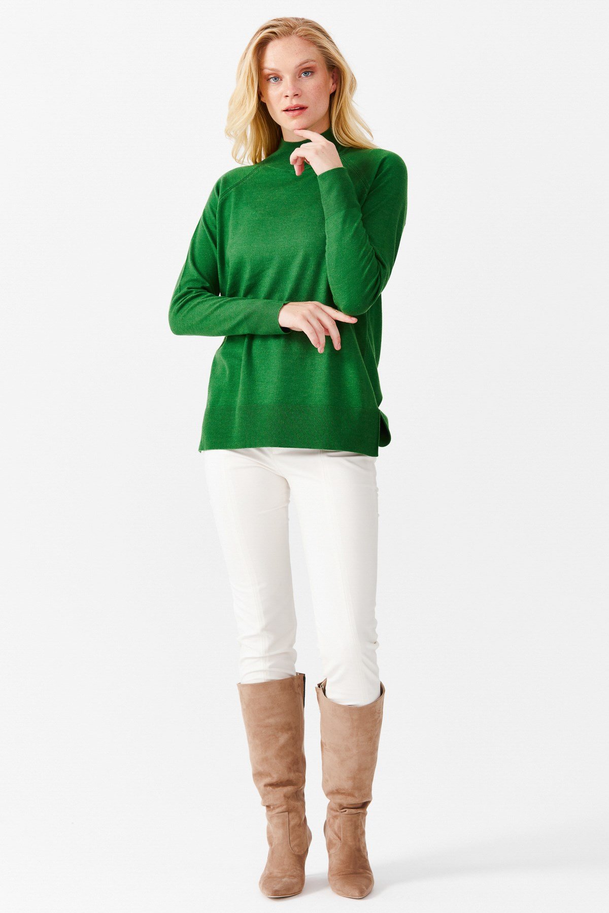 22305Женский свитер с высоким воротом и разрезами на рукавах зеленая 