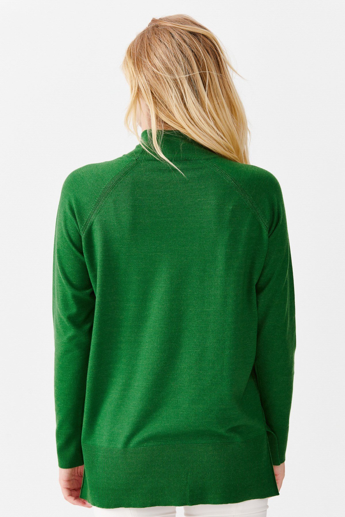 22305Женский свитер с высоким воротом и разрезами на рукавах зеленая 