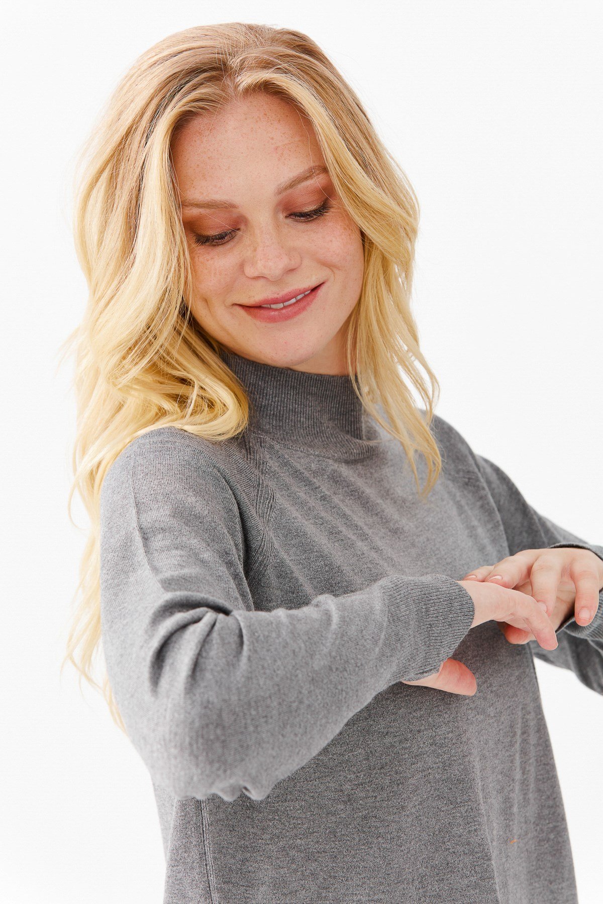 22305Женский свитер с высоким воротом и разрезами на рукавах, дымчатый 