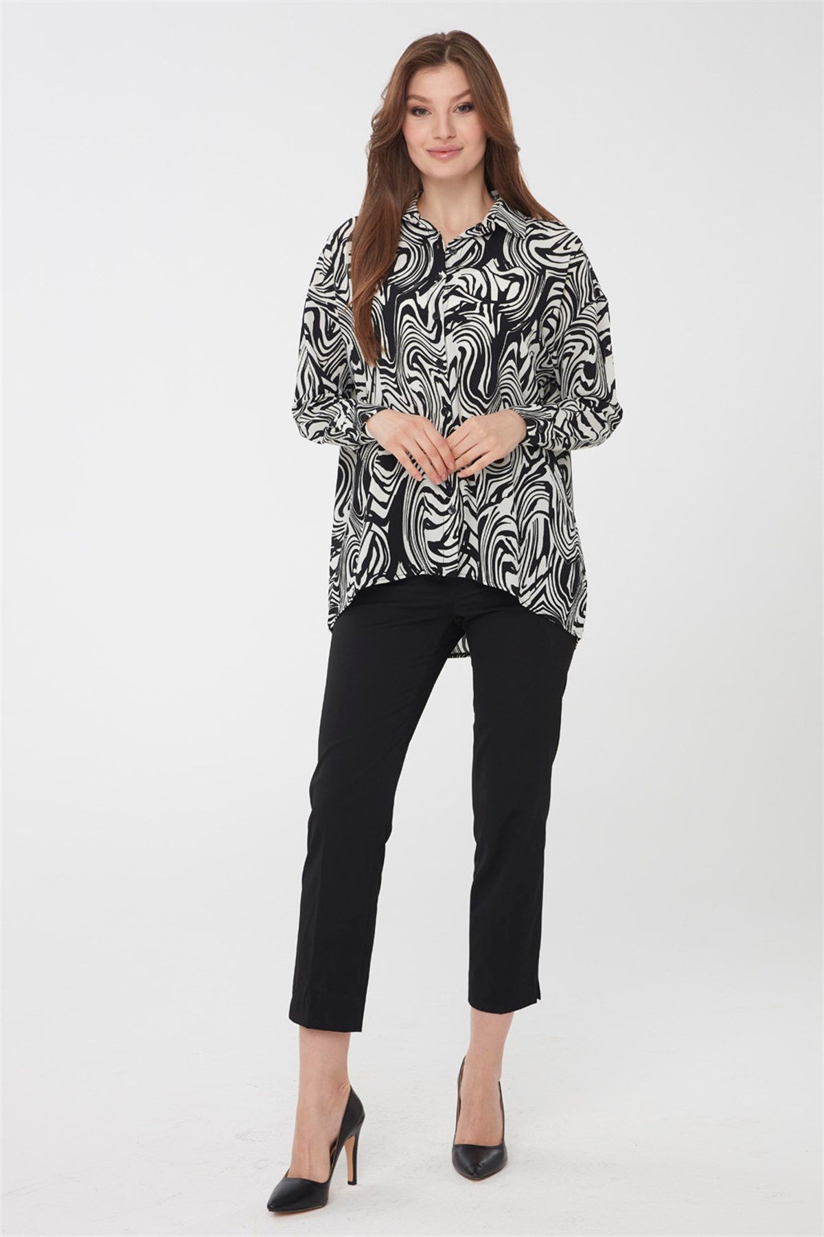 22802Kadın Zebra Desenli Gömlek Siyah