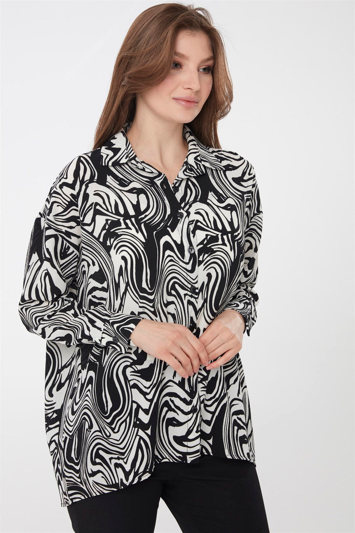 22802Kadın Zebra Desenli Gömlek Siyah