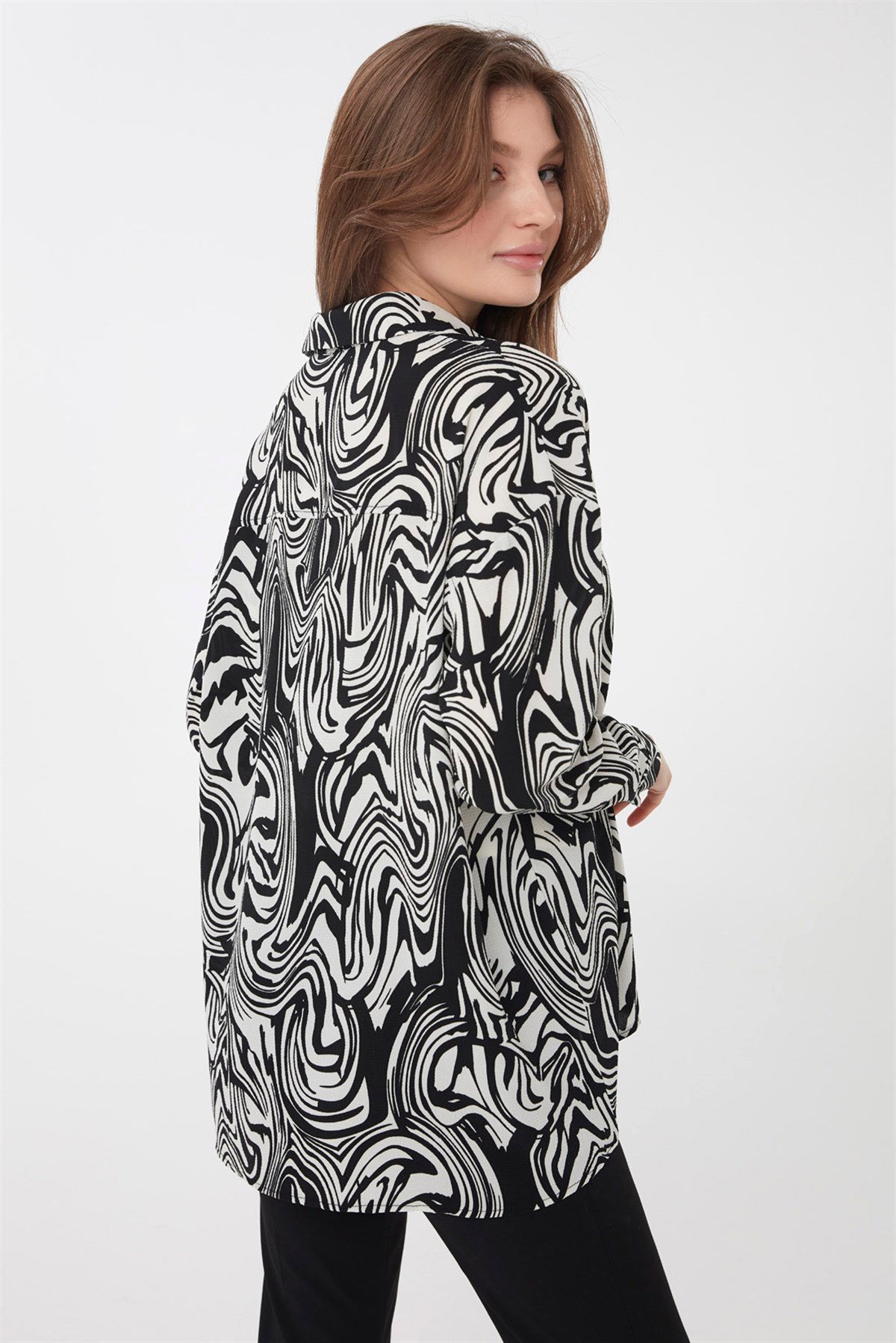22802Kadın Zebra Desenli Gömlek Siyah