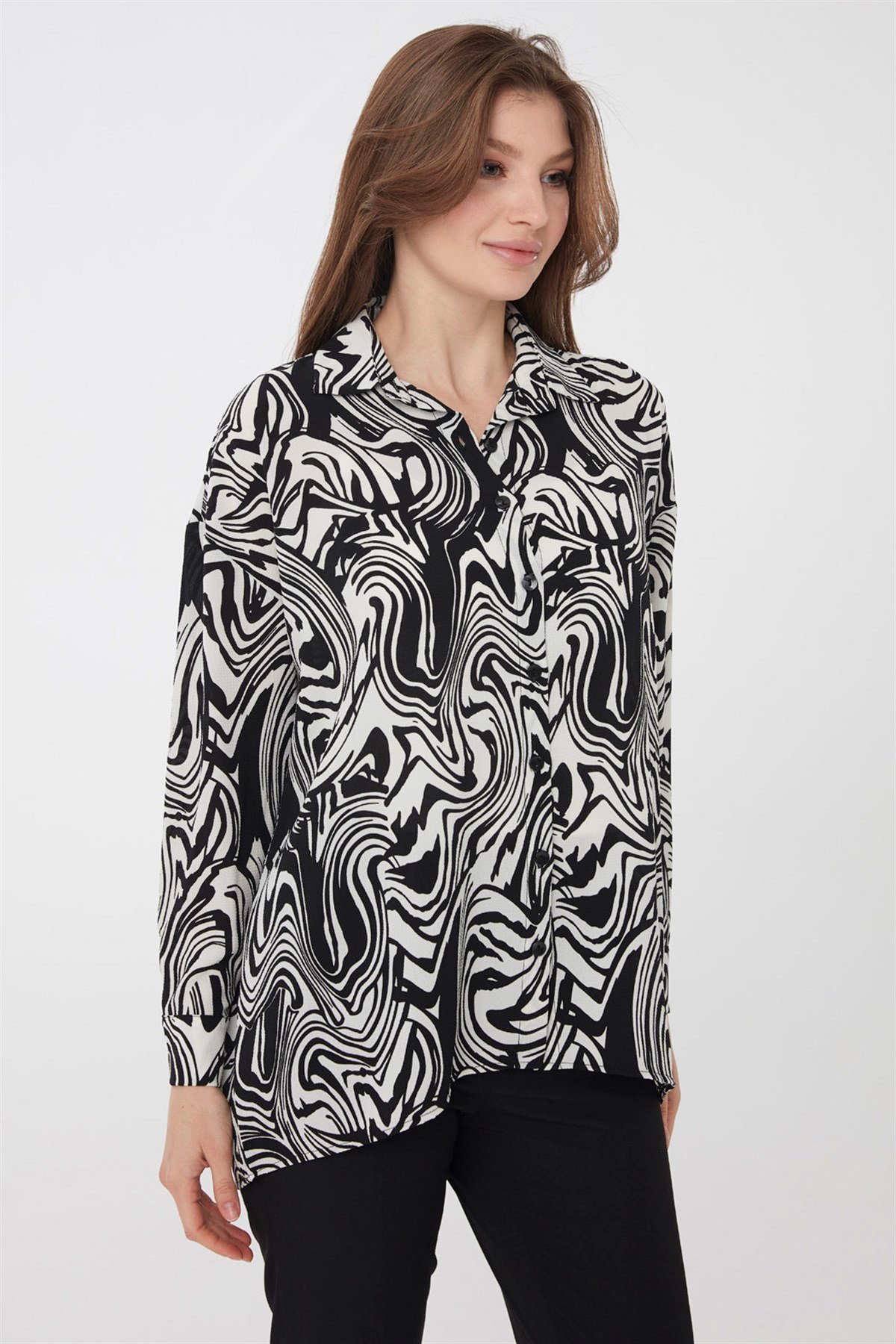 22802Kadın Zebra Desenli Gömlek Siyah