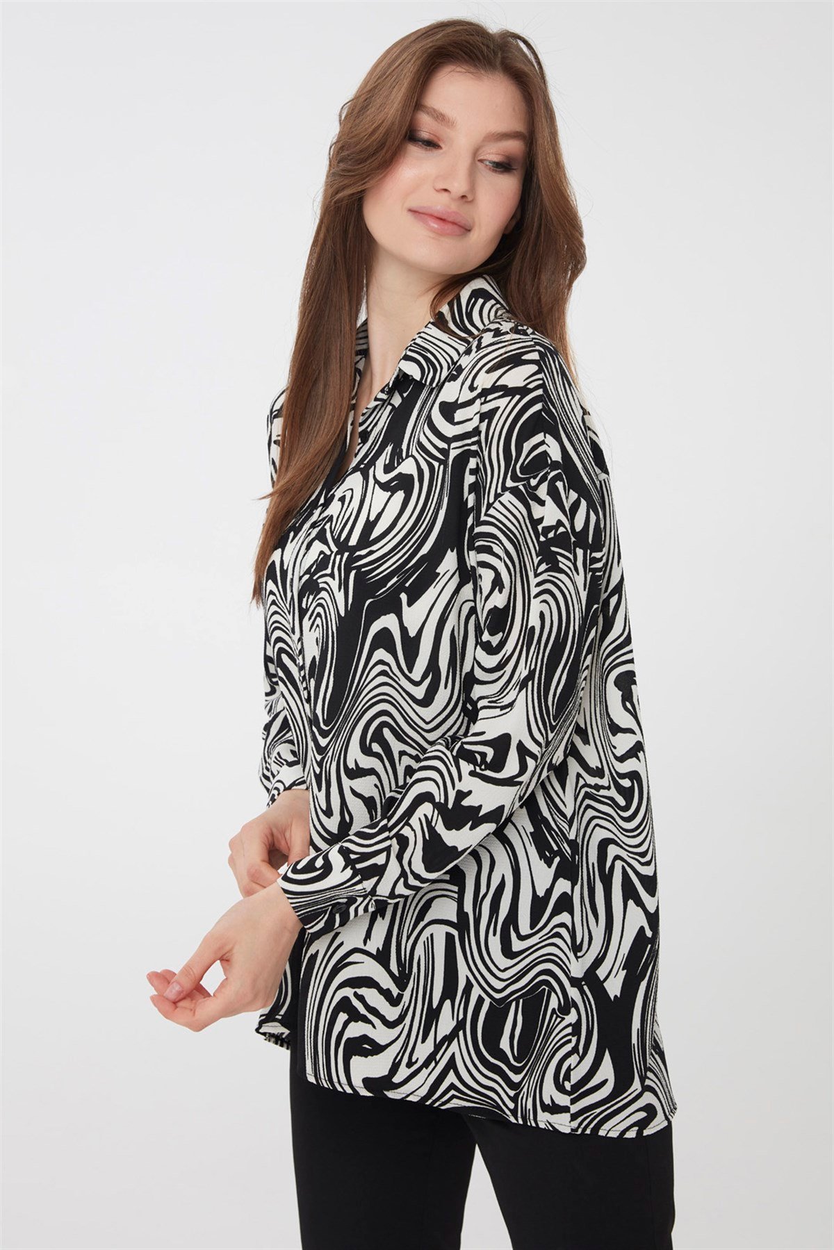 22802Kadın Zebra Desenli Gömlek Siyah