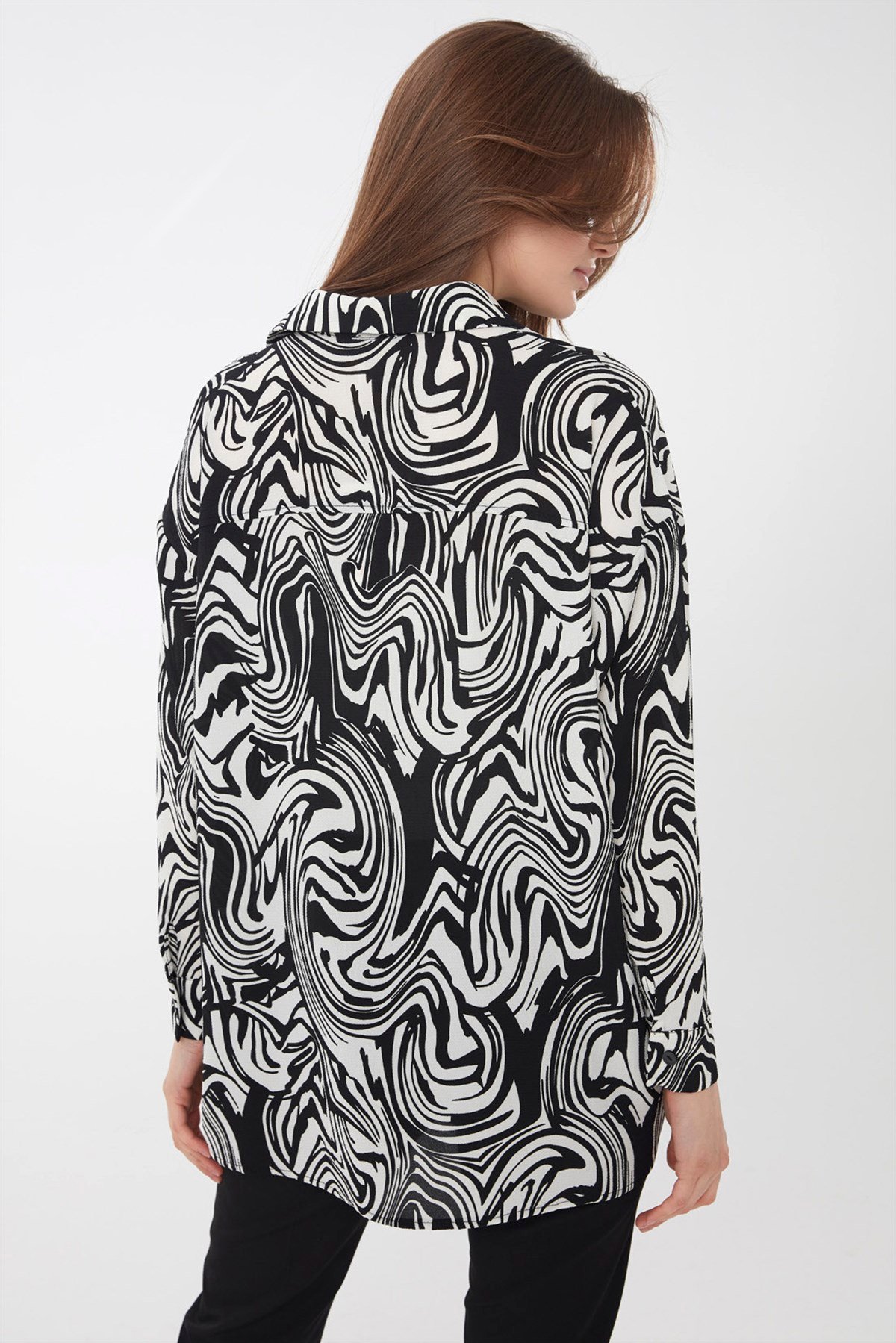 22802Kadın Zebra Desenli Gömlek Siyah