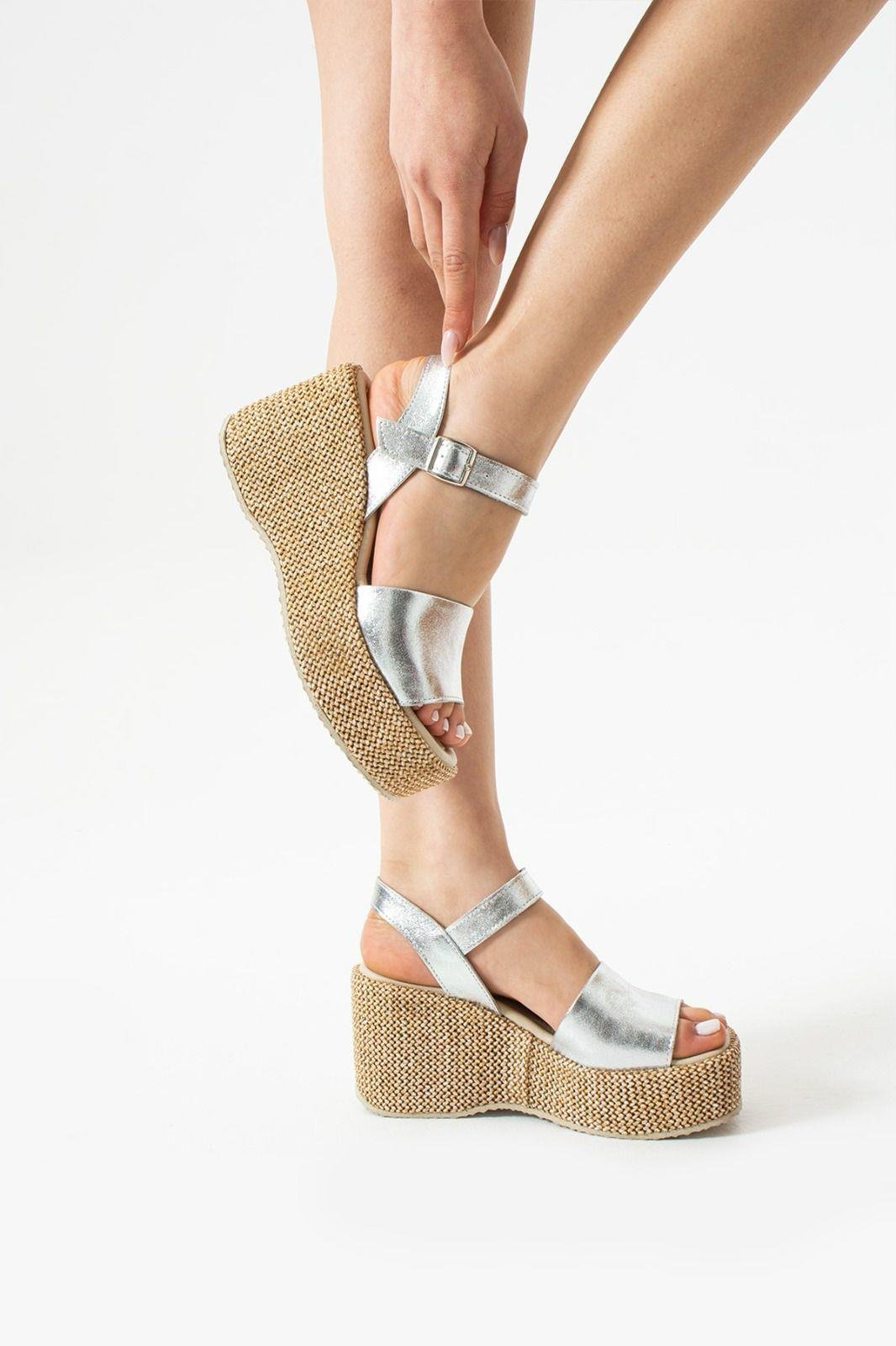 Plaza Deri Dolgu Topuk Hasır Sandalet Gümüş - KADIN AYAKKABI