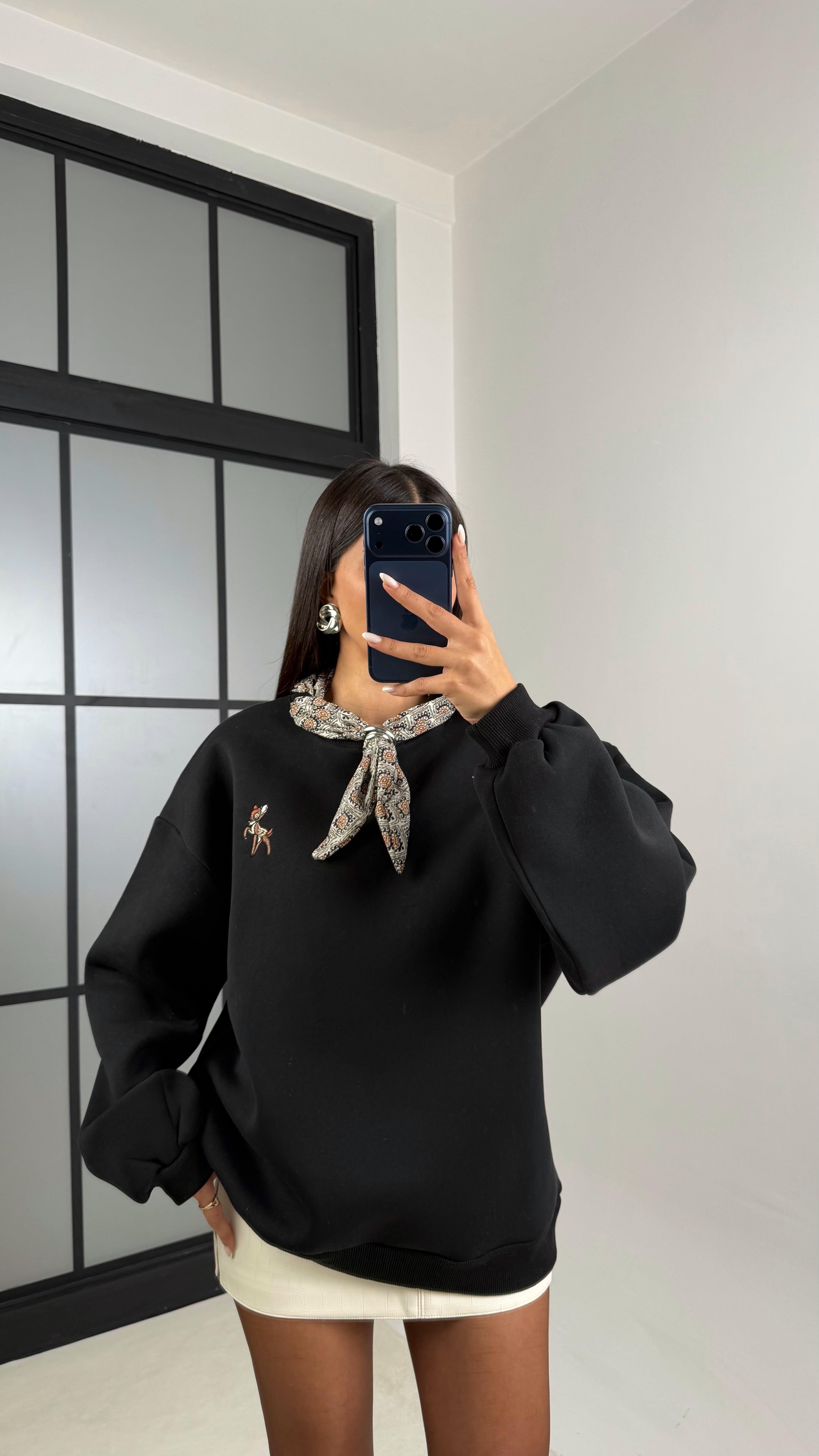 Siyah Yaka Fular Detaylı Şardonlu Sweatshirt GAUS-00646GAUSSweatshirtGAUS-00646