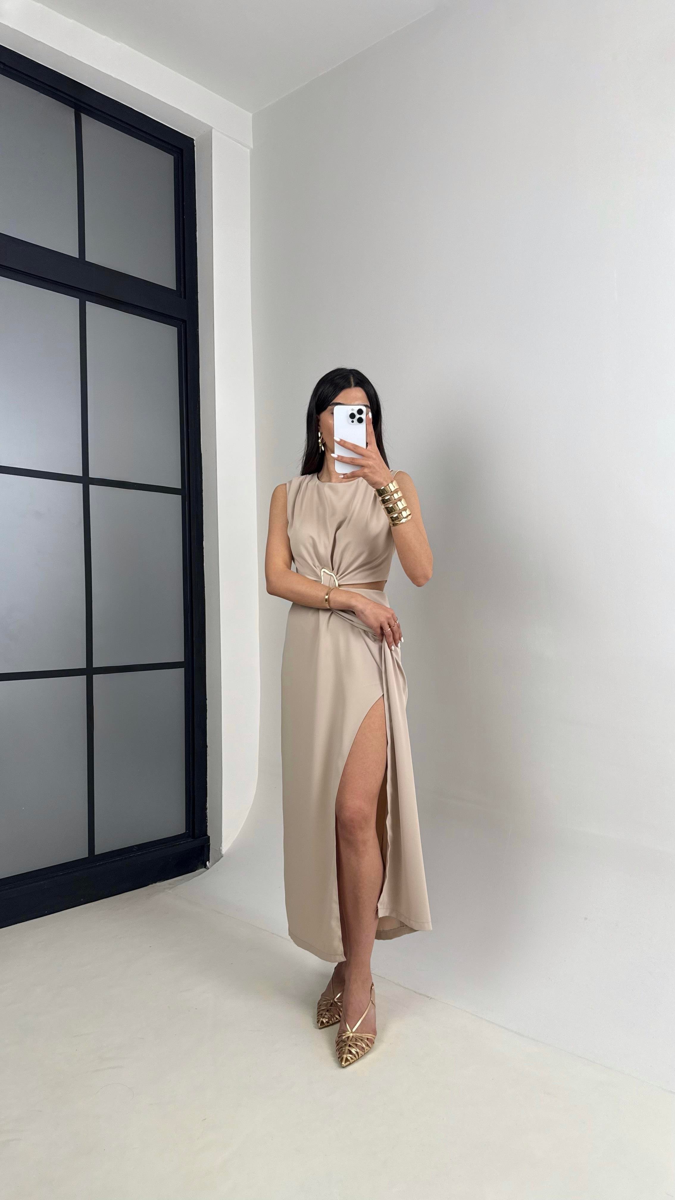 Taş Yan Dekolteli Gold Toka Detaylı Yırtmaçlı Saten Elbise Gaus00434GausELBİSEGU1002009