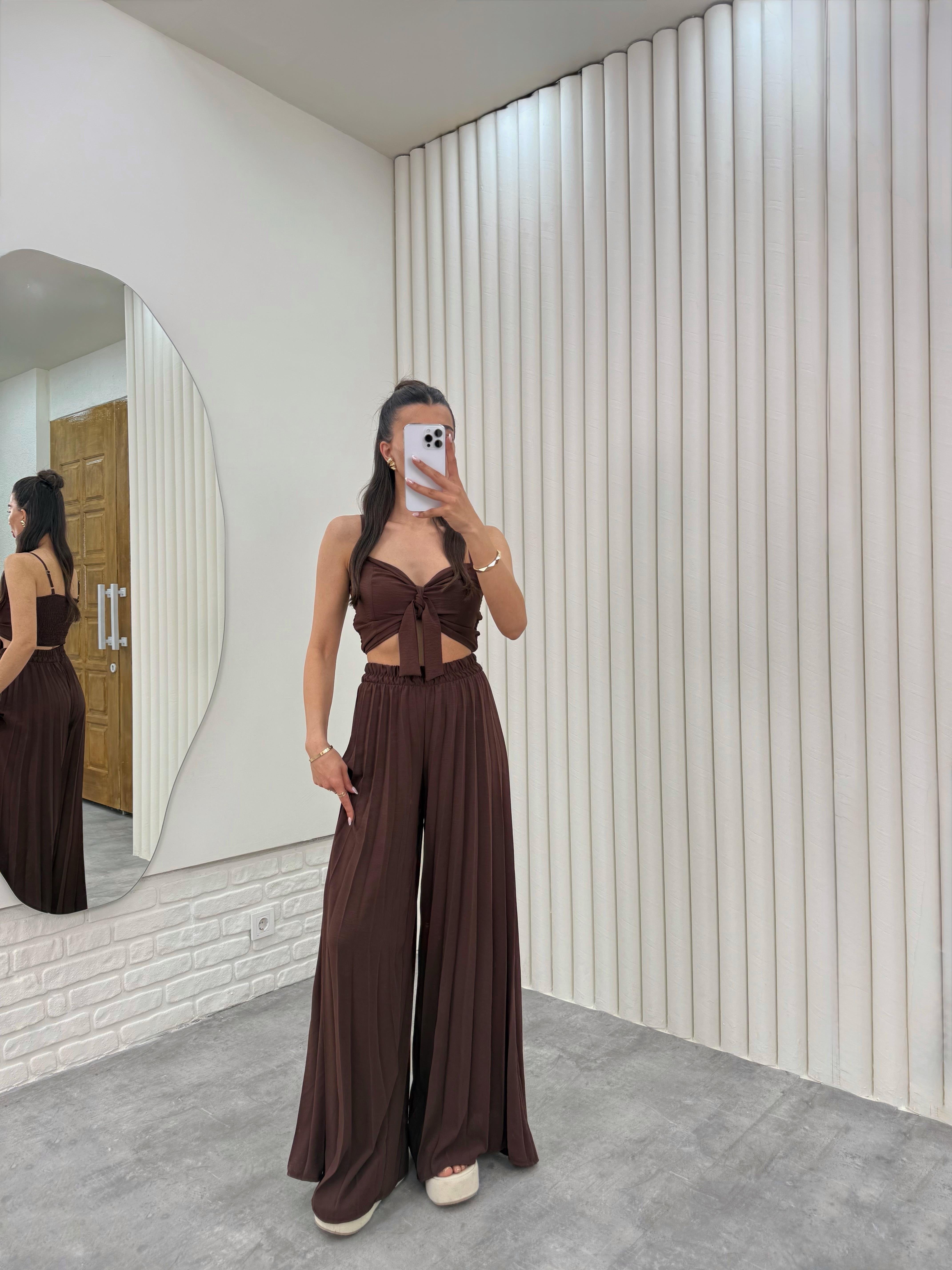 Acı Kahve  Ayarlanabilir Askılı  Önü Bağlamalı Crop Pileli Pantolon Takım Gaus00310GausTAKIMGU1001709