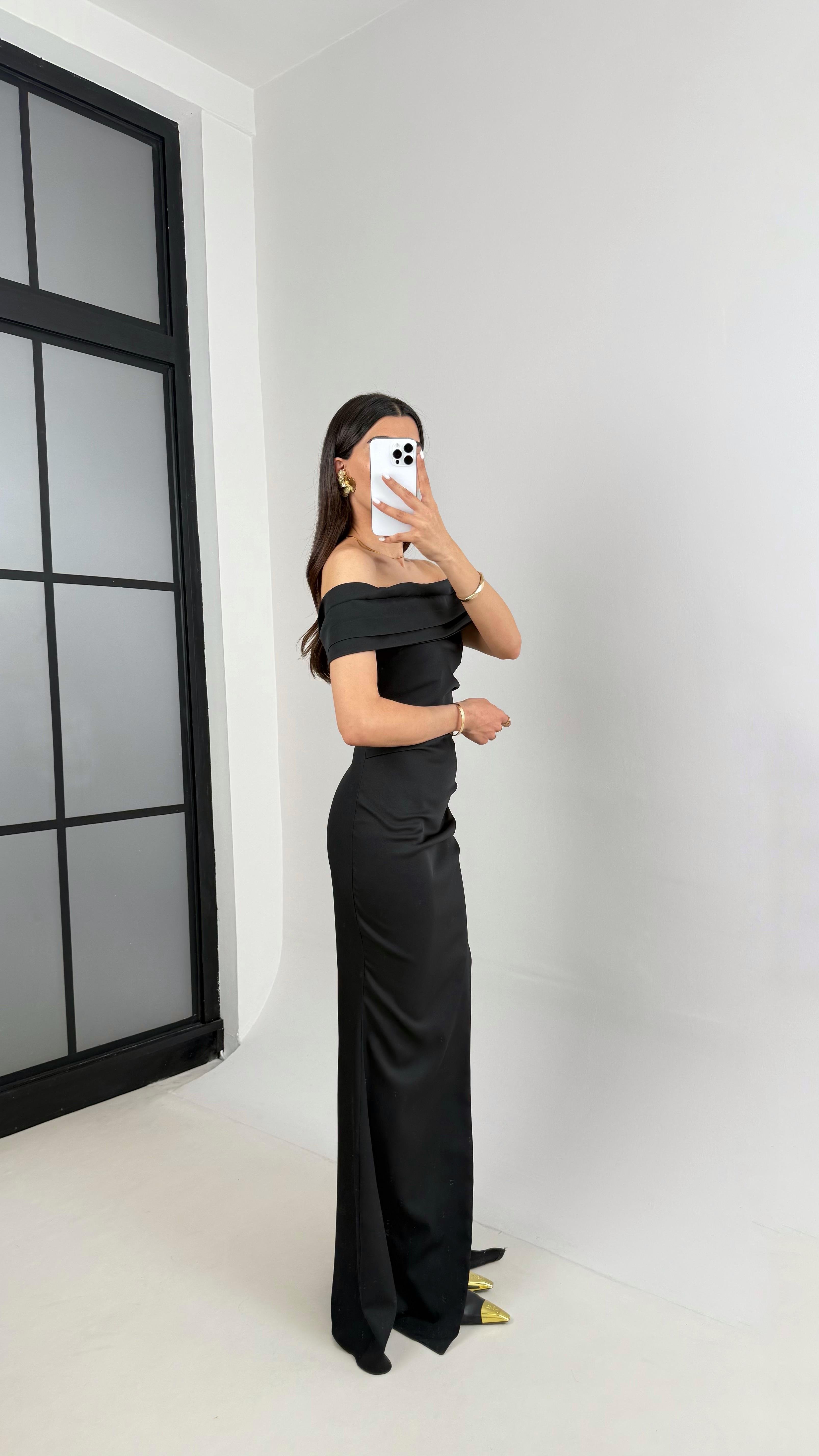 Siyah Madonna Yaka Yırtmaçlı İthal Kumaş Elbise Gaus00436GausELBİSEGU1002011