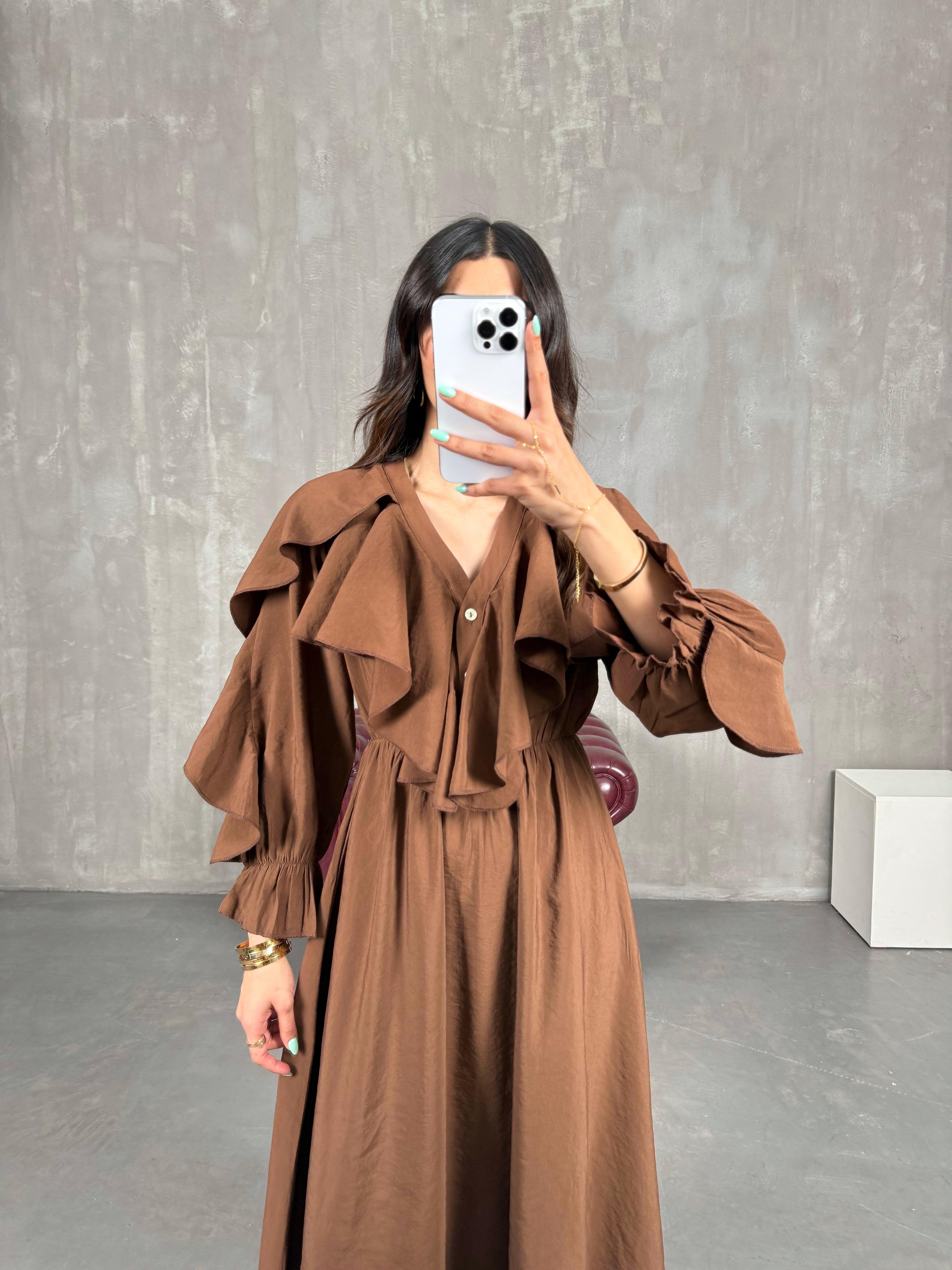 Kahve V Yakalı Önü Düğmeli Fırfır Detaylı Elbise Gaus00227GausELBİSEGU1001527