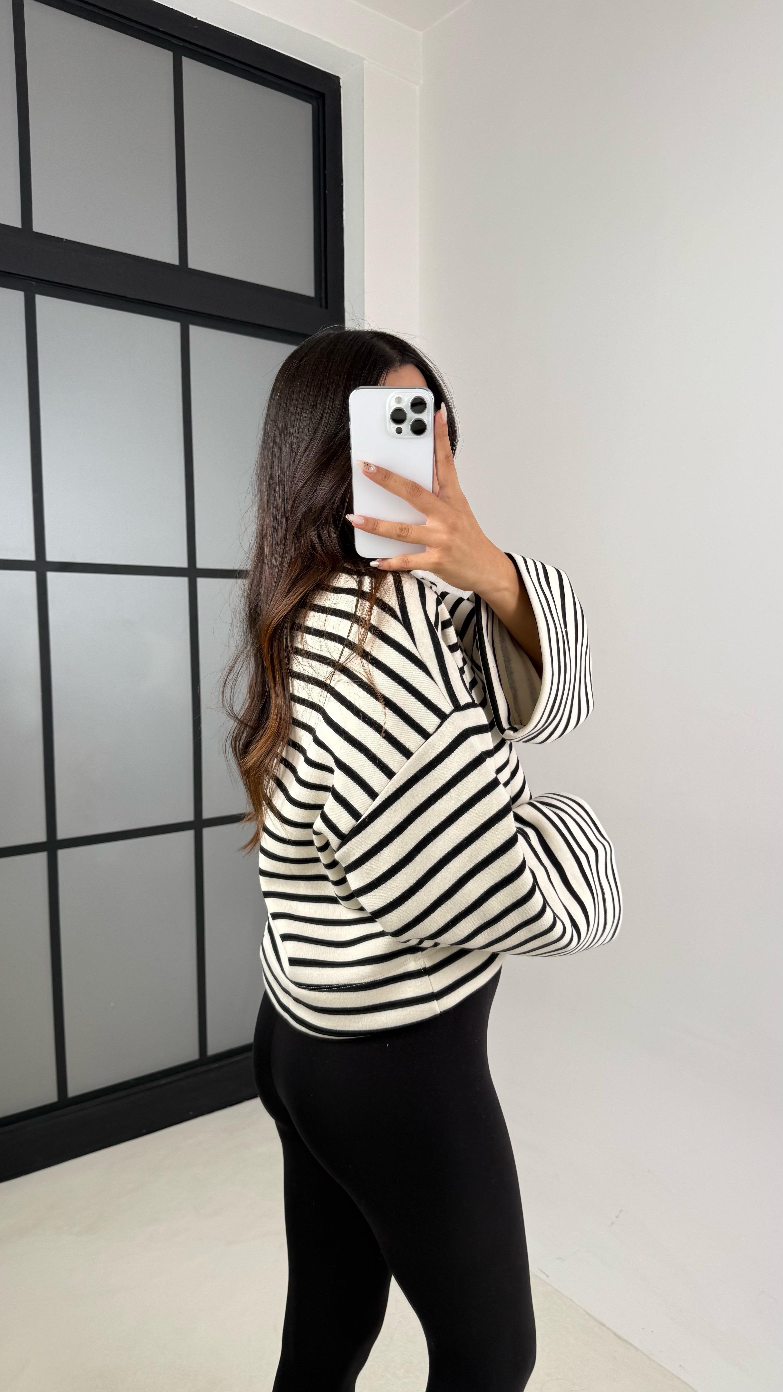 Beyaz Çizgili Şardonlu Crop Kazak GAUS-00132GAUS الكنزات GAUS-00132