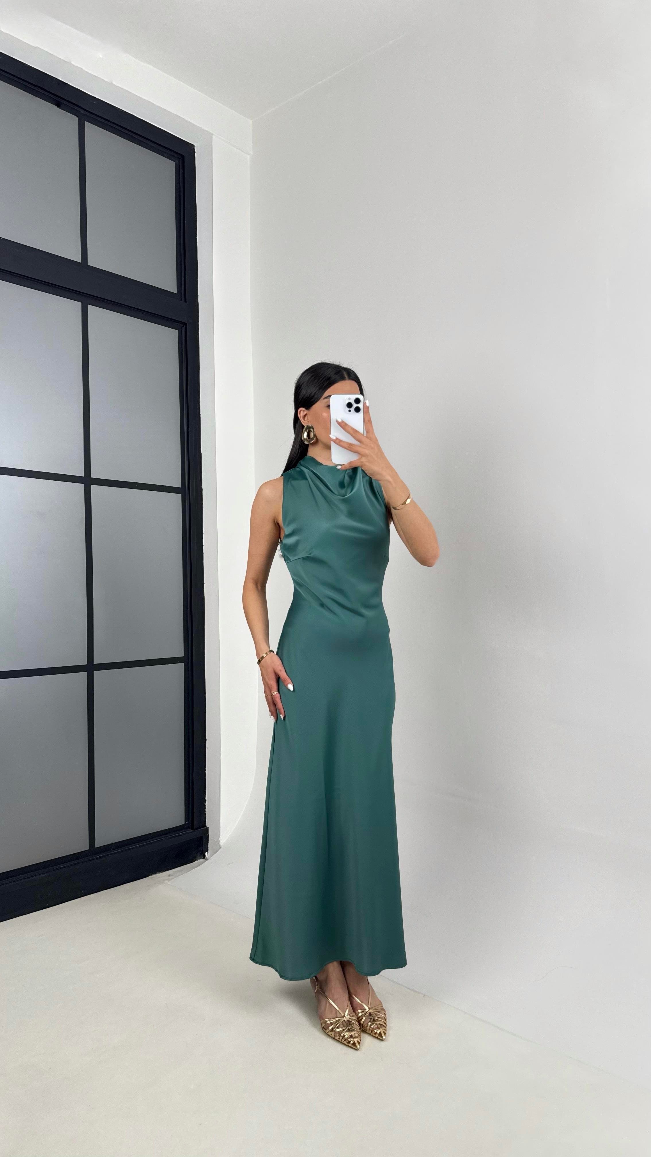 Zümrüt Yeşili Yaka Drapeli Saten Elbise Gaus00364GausELBİSEGU1002056