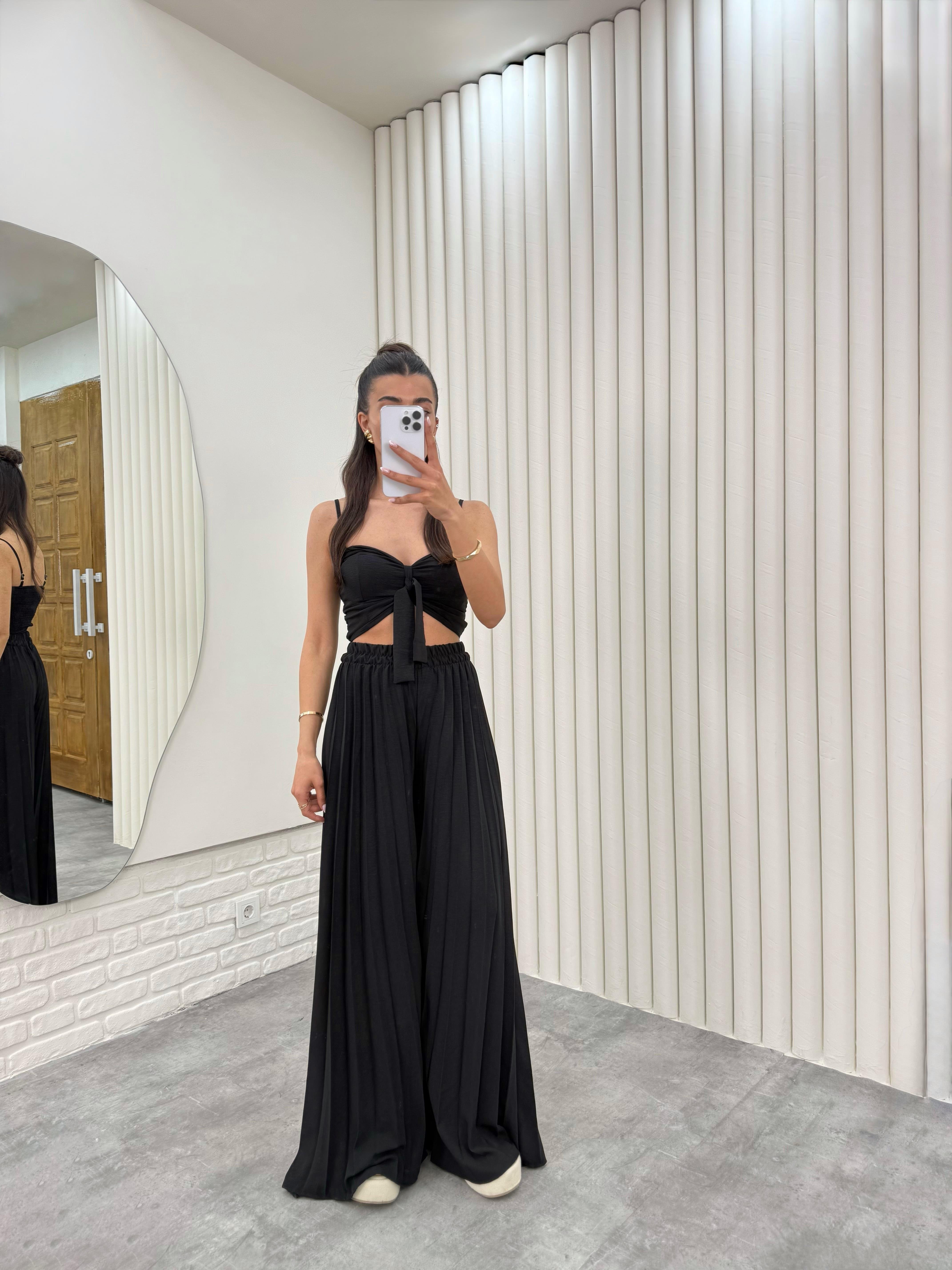 Siyah Ayarlanabilir Askılı  Önü Bağlamalı Crop Pileli Pantolon Takım Gaus00310GausTAKIMGU1001710