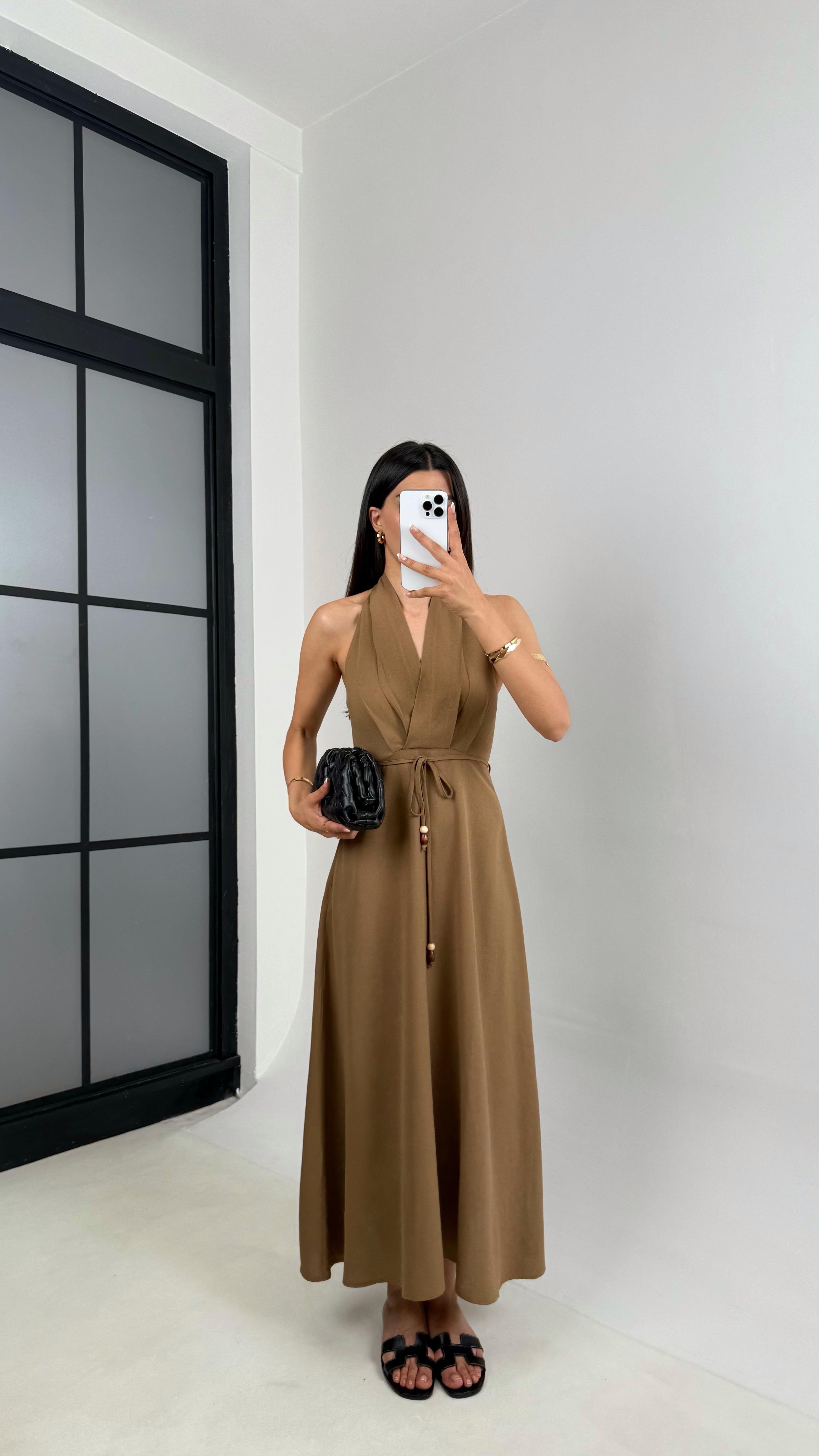 Kahve V Yaka Kuşaklı Boyundan Askılı Keten Elbise Gaus00541GausELBİSEGU1002259