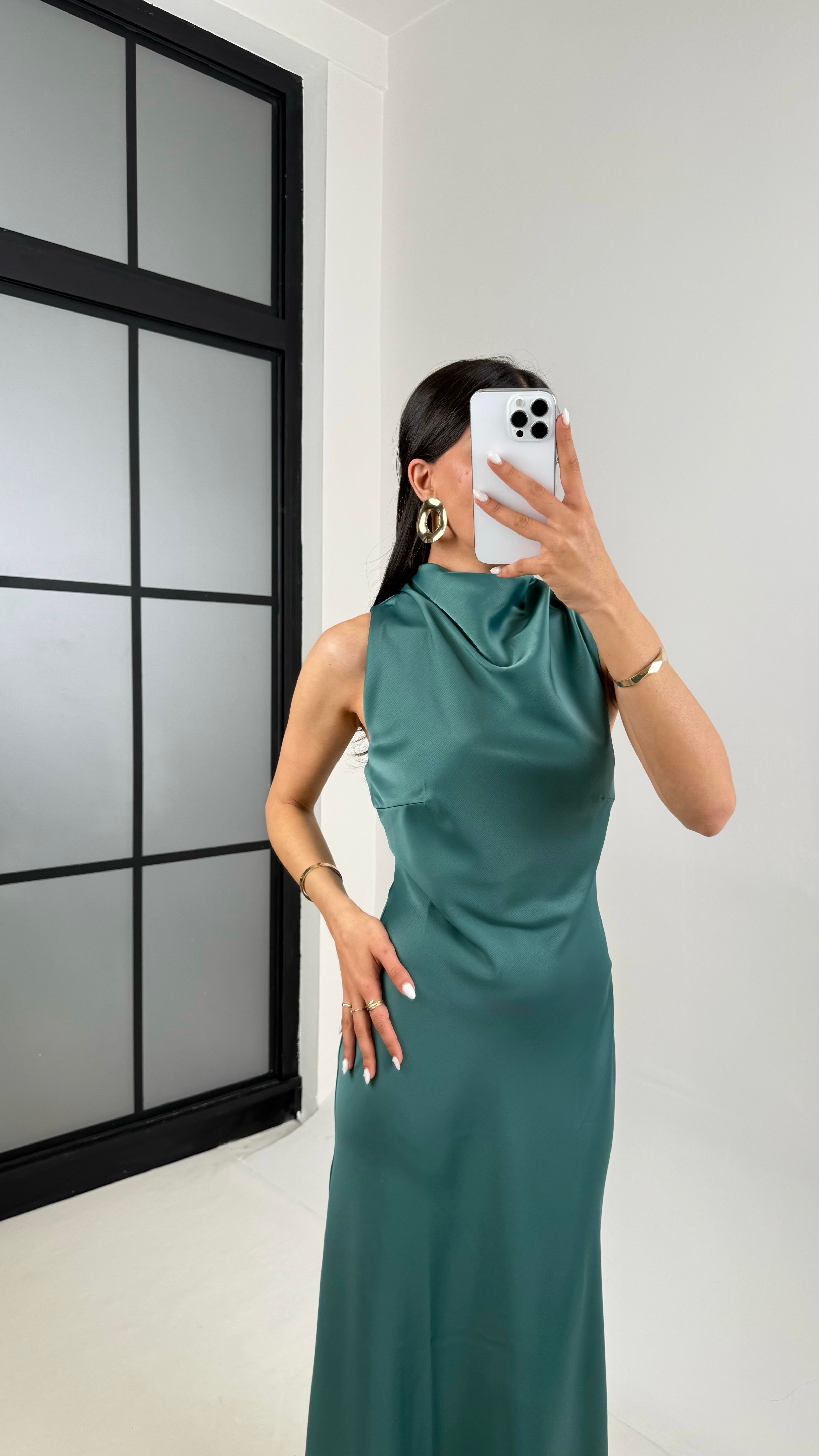 Zümrüt Yeşili Yaka Drapeli Saten Elbise Gaus00364GausELBİSEGU1002056