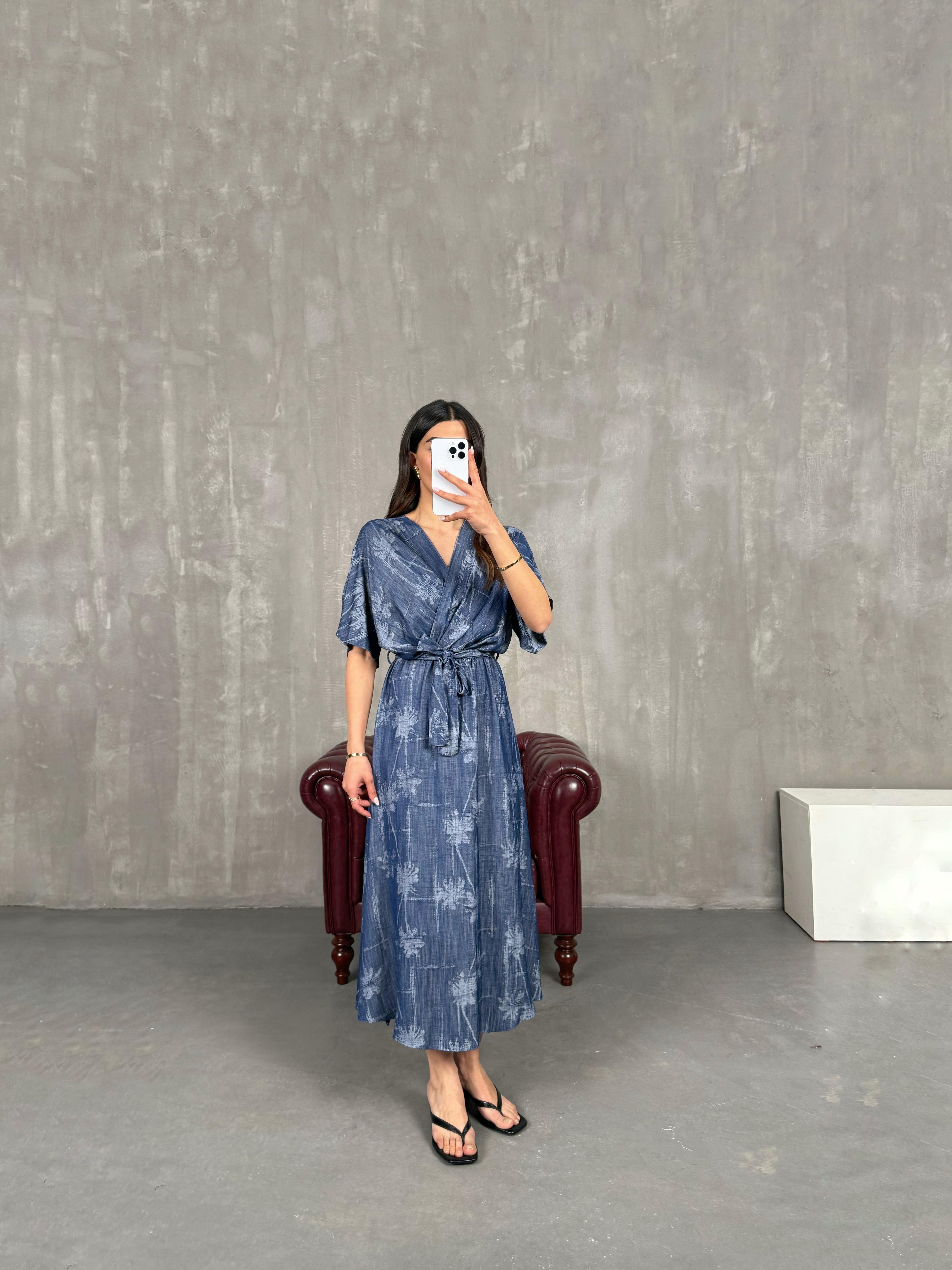 Lacivert V Yaka Çiçek Desenli Beli Lastikli Kuşaklı Elbise Gaus00261GausELBİSEGU1001602