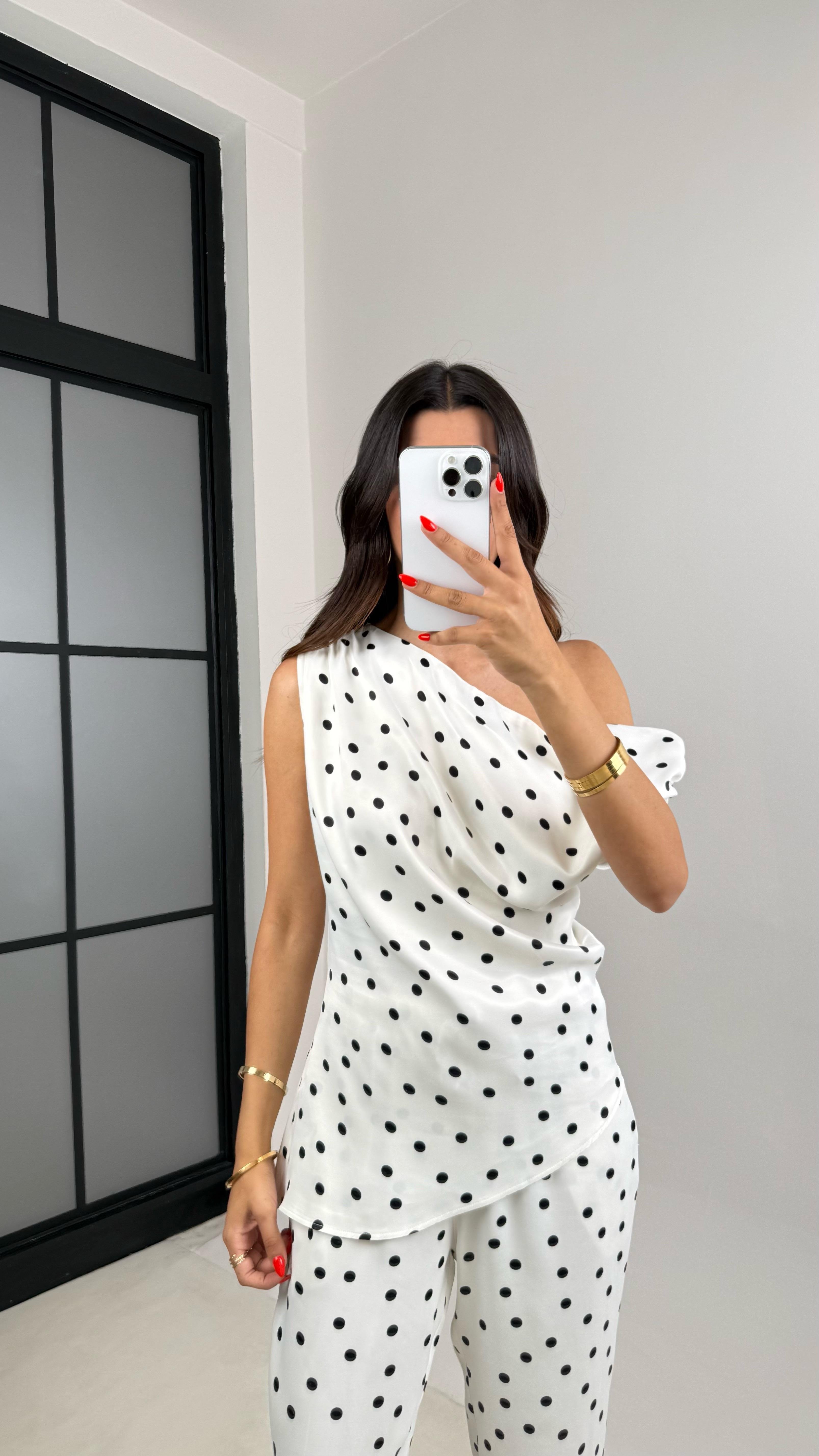 Beyaz Puantiyeli Asimetrik Kesim Bluz Beli Lastikli Pantolon Saten Takım GAUS-007GAUSTAKIMGAUS-007