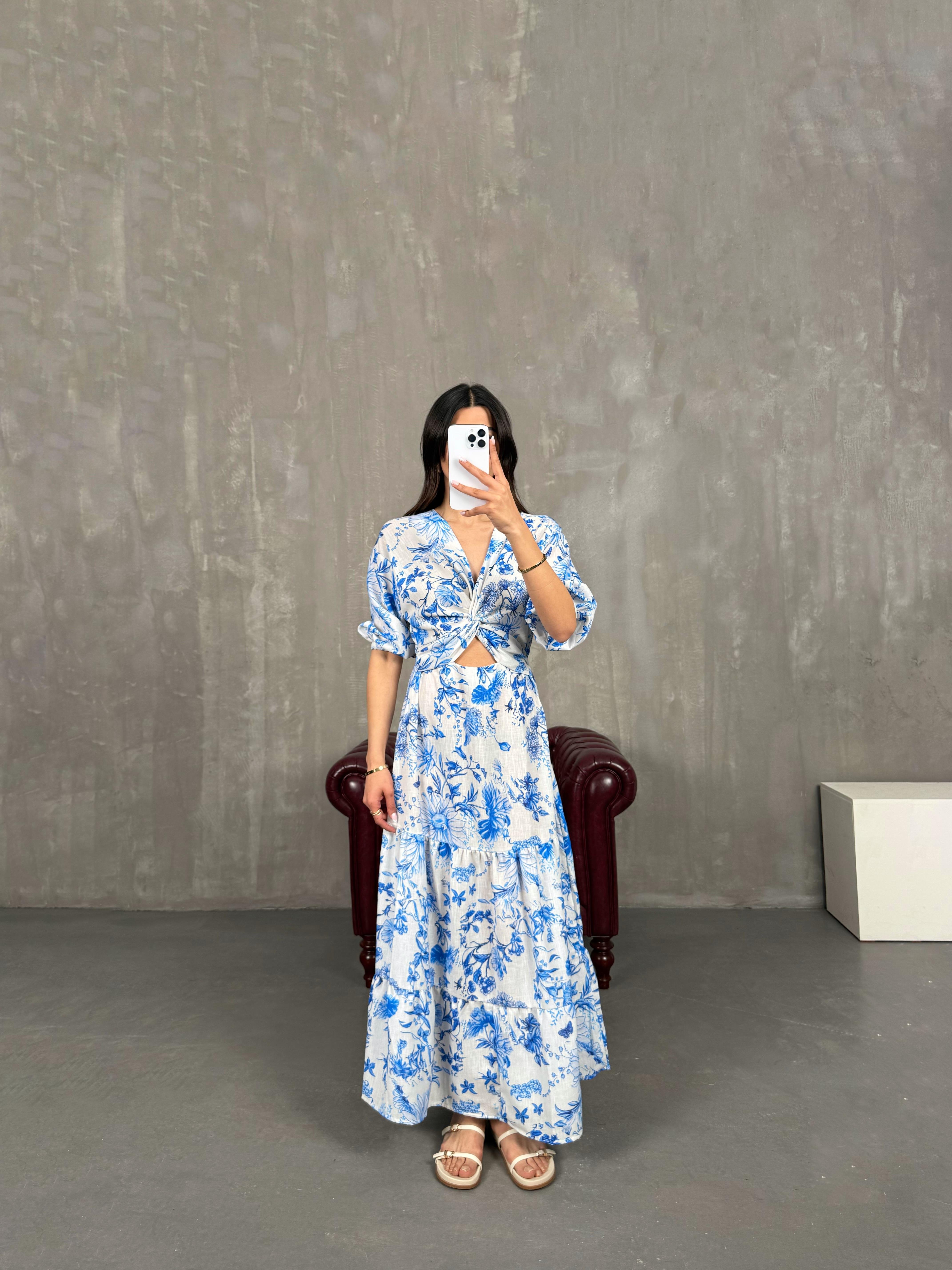 Beyaz V Yaka Mavi Çiçek Desenli Beli Lastikli Elbise Gaus00266GausELBİSEGU1001613