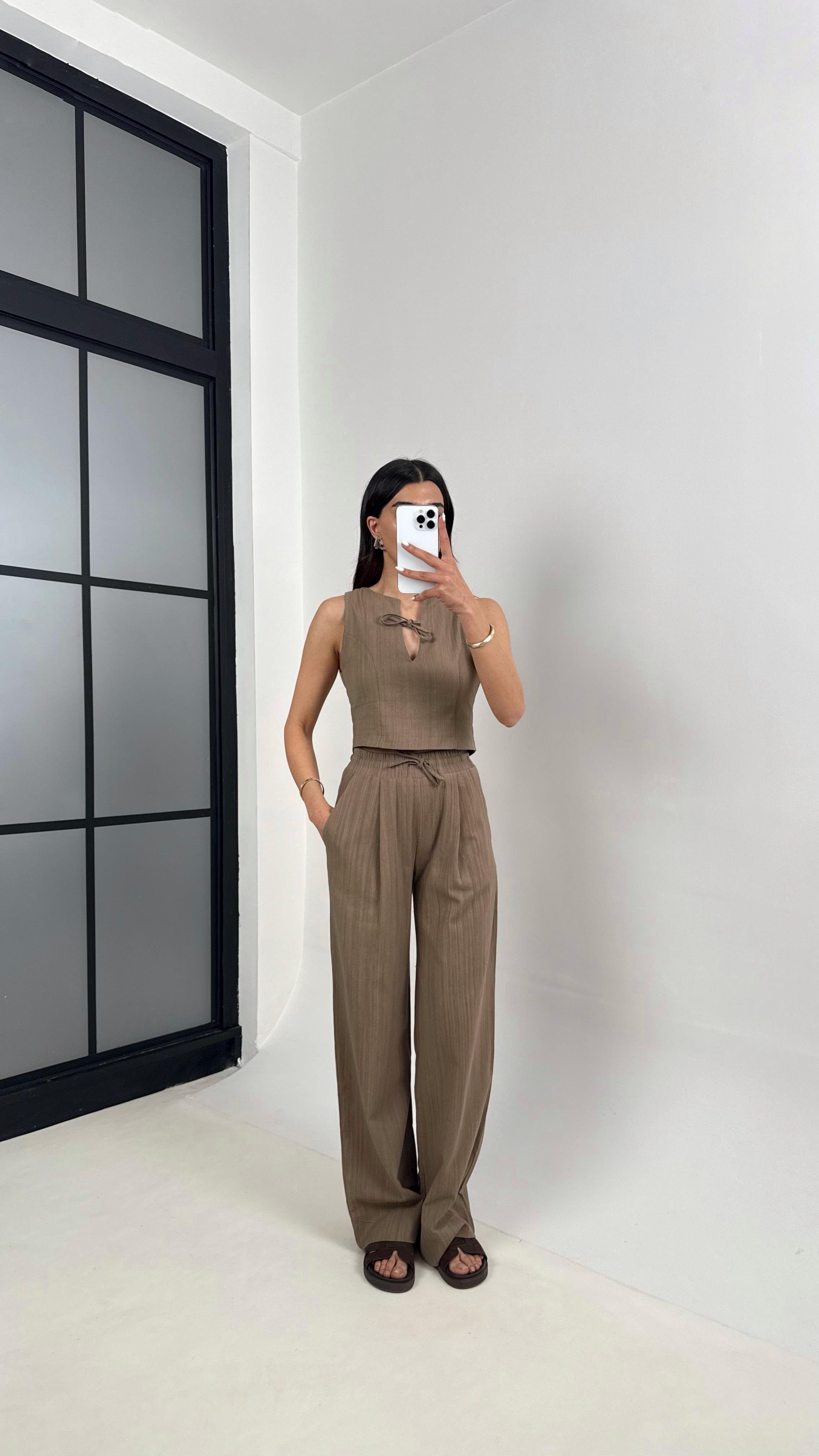 Kahve Yaka Bağlama Detaylı Üst Beli Lastikli Cepli Pantolon ZR Muadil Keten Takım Gaus00398GausTAKIMGU1001934