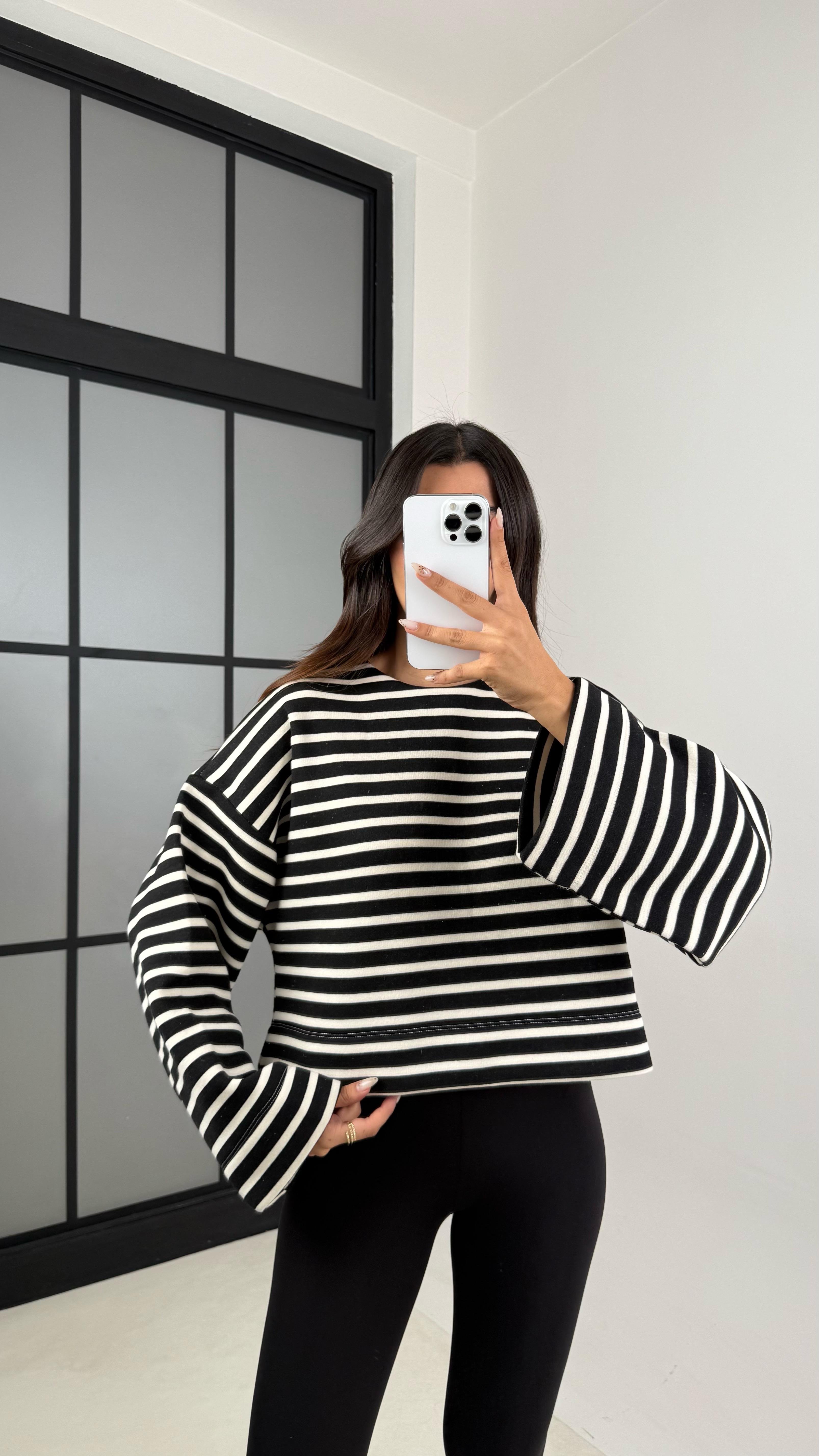 Siyah Çizgili Şardonlu Crop Kazak GAUS-00132GAUS الكنزات GAUS-00132