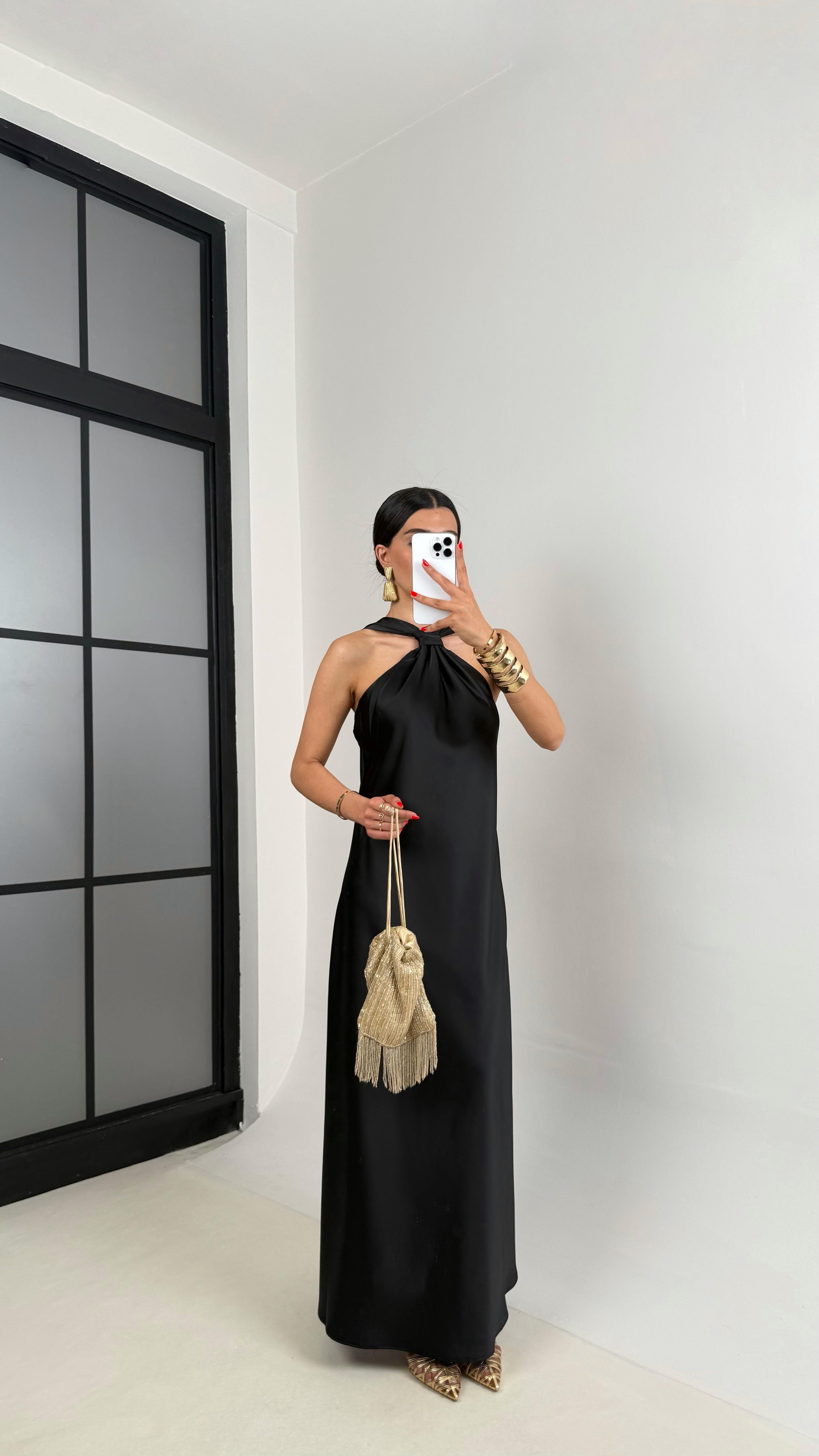 Siyah Sırt Bağlama Detaylı Saten Elbise Gaus00503GausELBİSEGU1002179