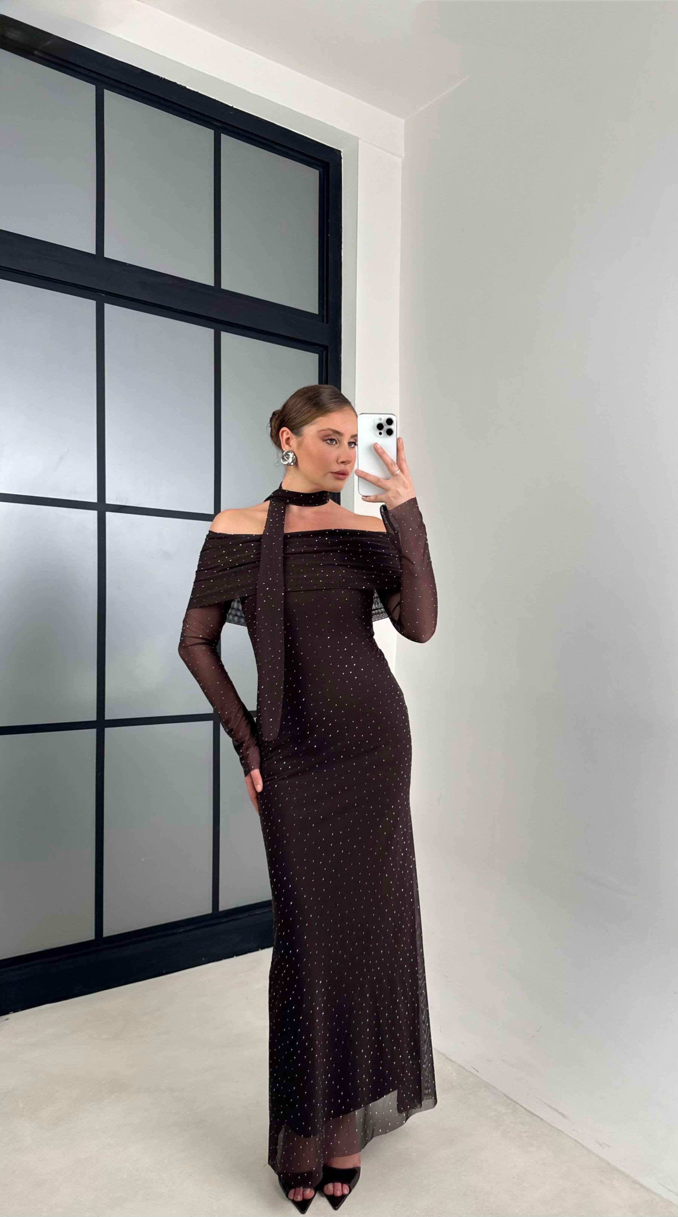 Acı Kahve Madonna Yaka Taşlı Fularlı Tasarım Elbise GAUS-00716GAUSELBİSEGAUS-00716