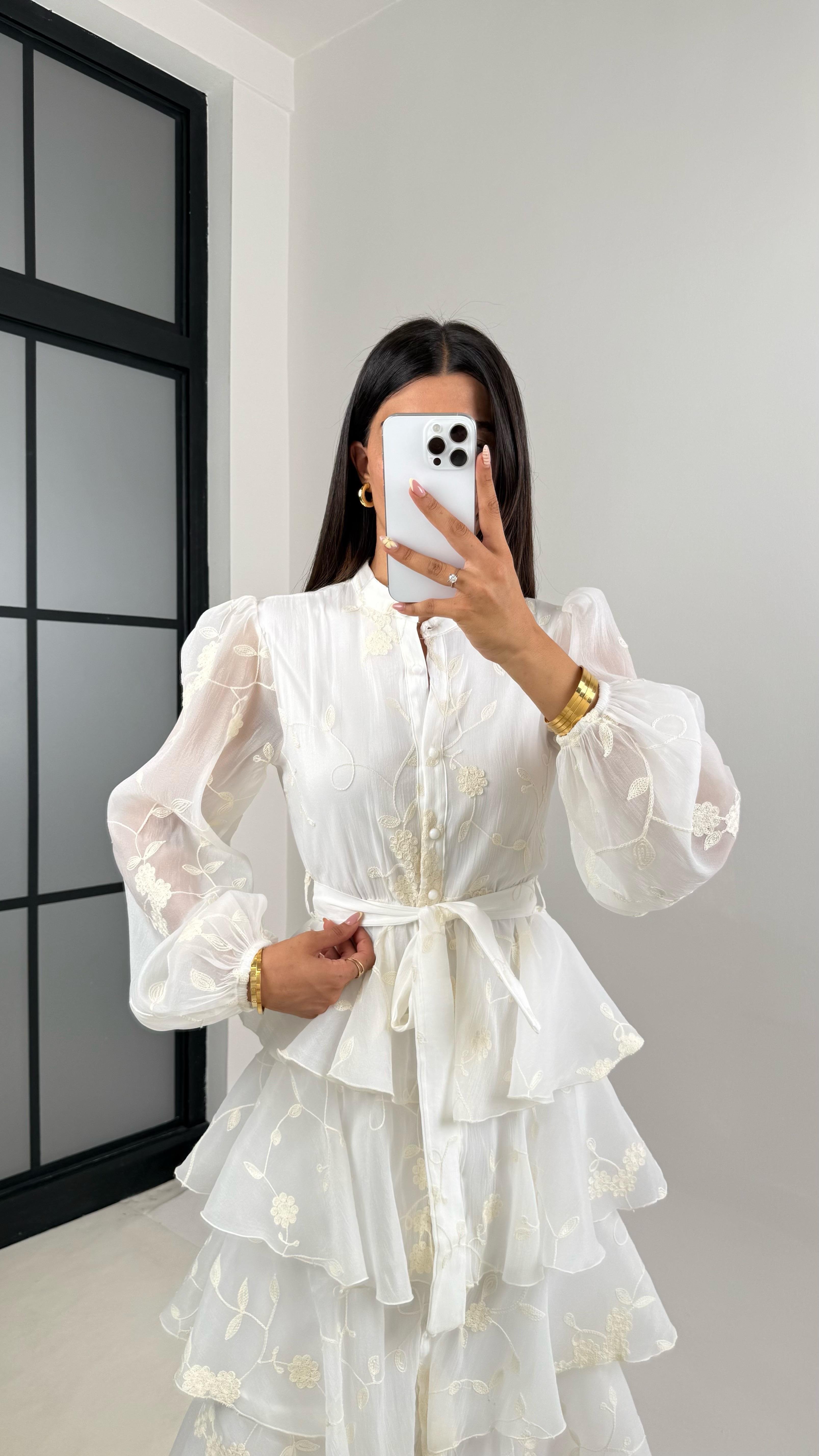 Ekru Çiçek Nakışlı Önü Düğmeli Kuşaklı Katlı Tasarım Elbise Gaus00672GausELBİSEGU1002550