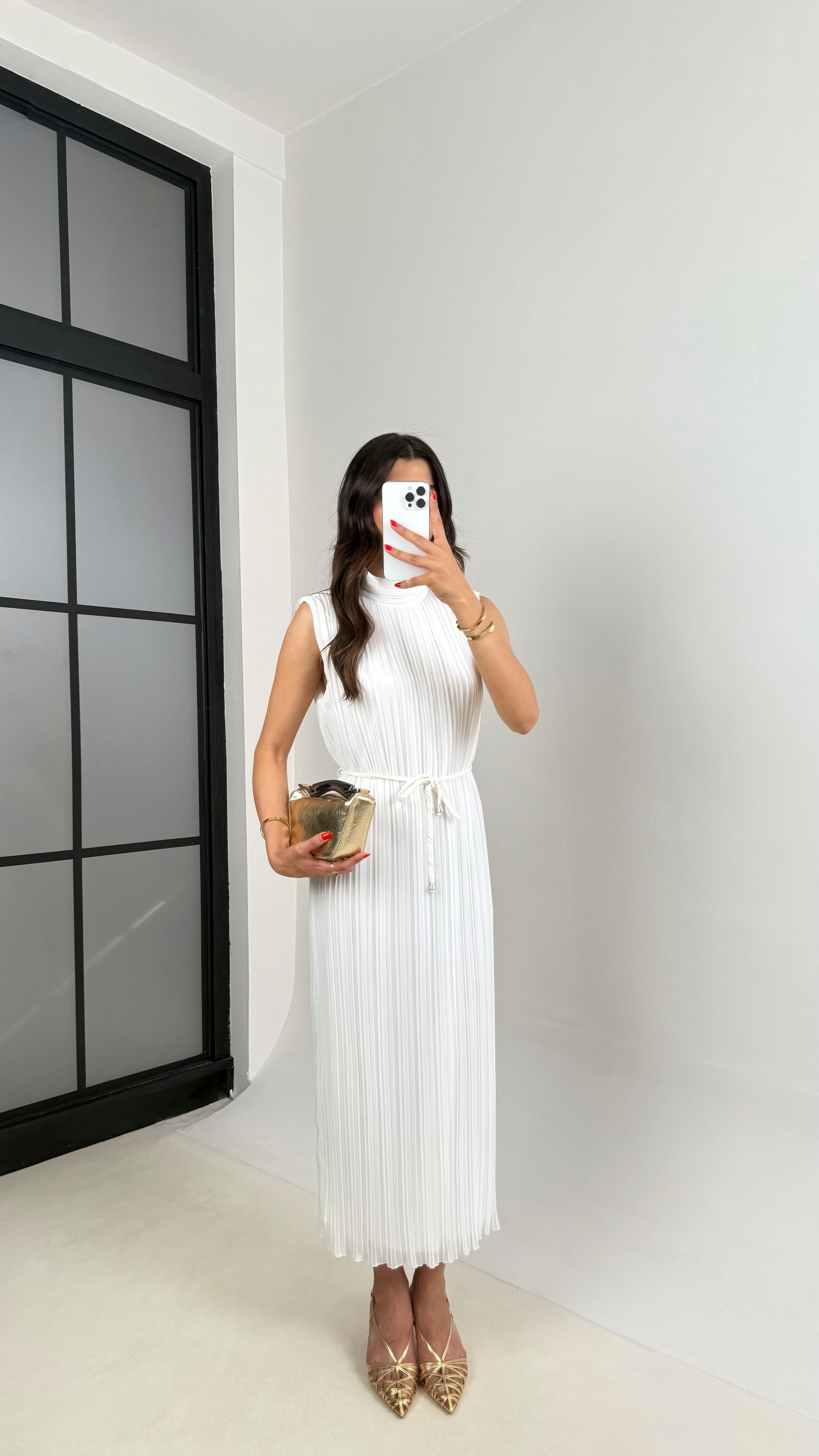 Beyaz Kemerli Astarlı Piliseli Elbise Gaus00509GausELBİSEGU1002194