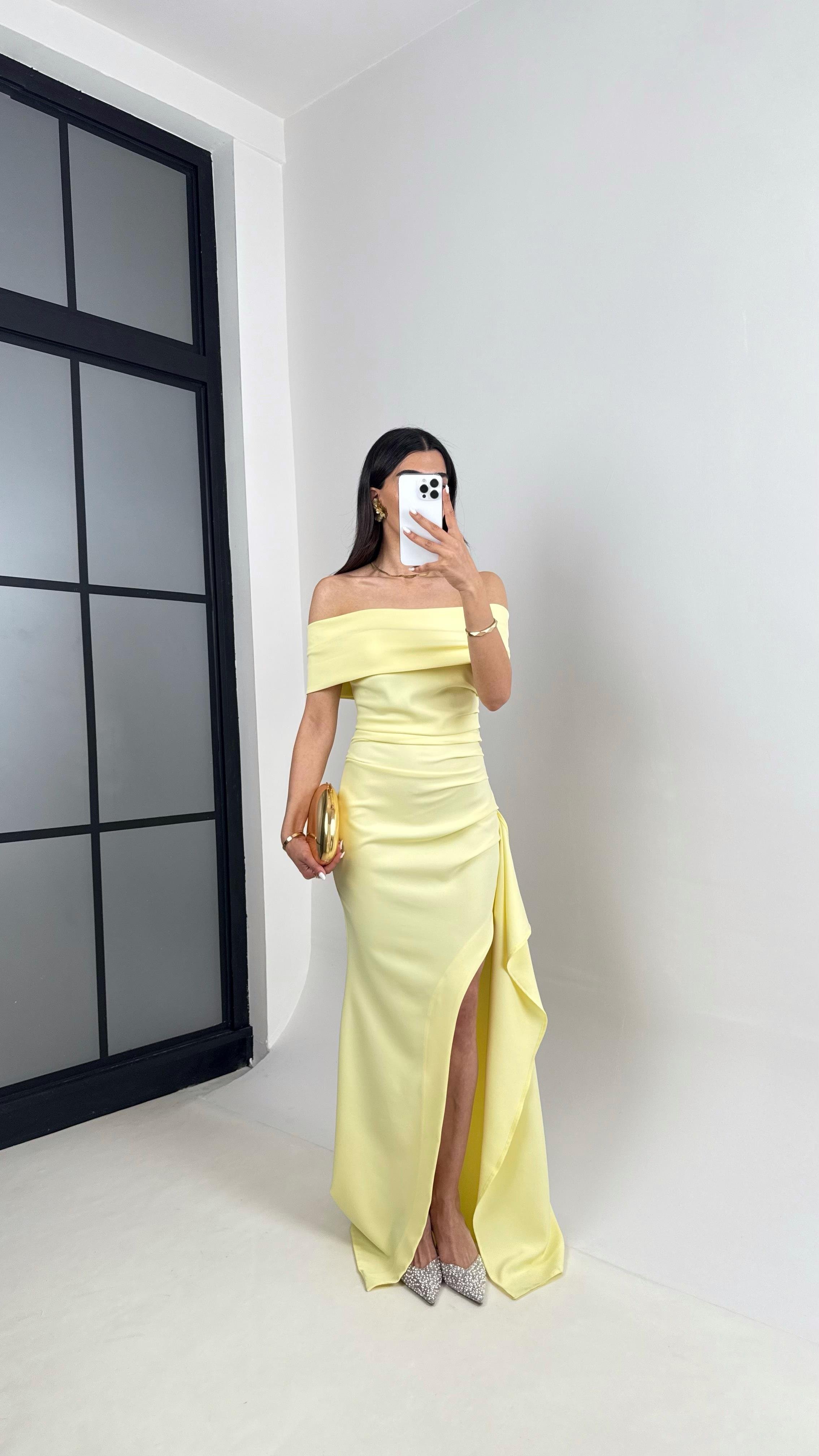 Sarı Madonna Yaka Yırtmaçlı İthal Kumaş Elbise Gaus00436GausELBİSEGU1002013