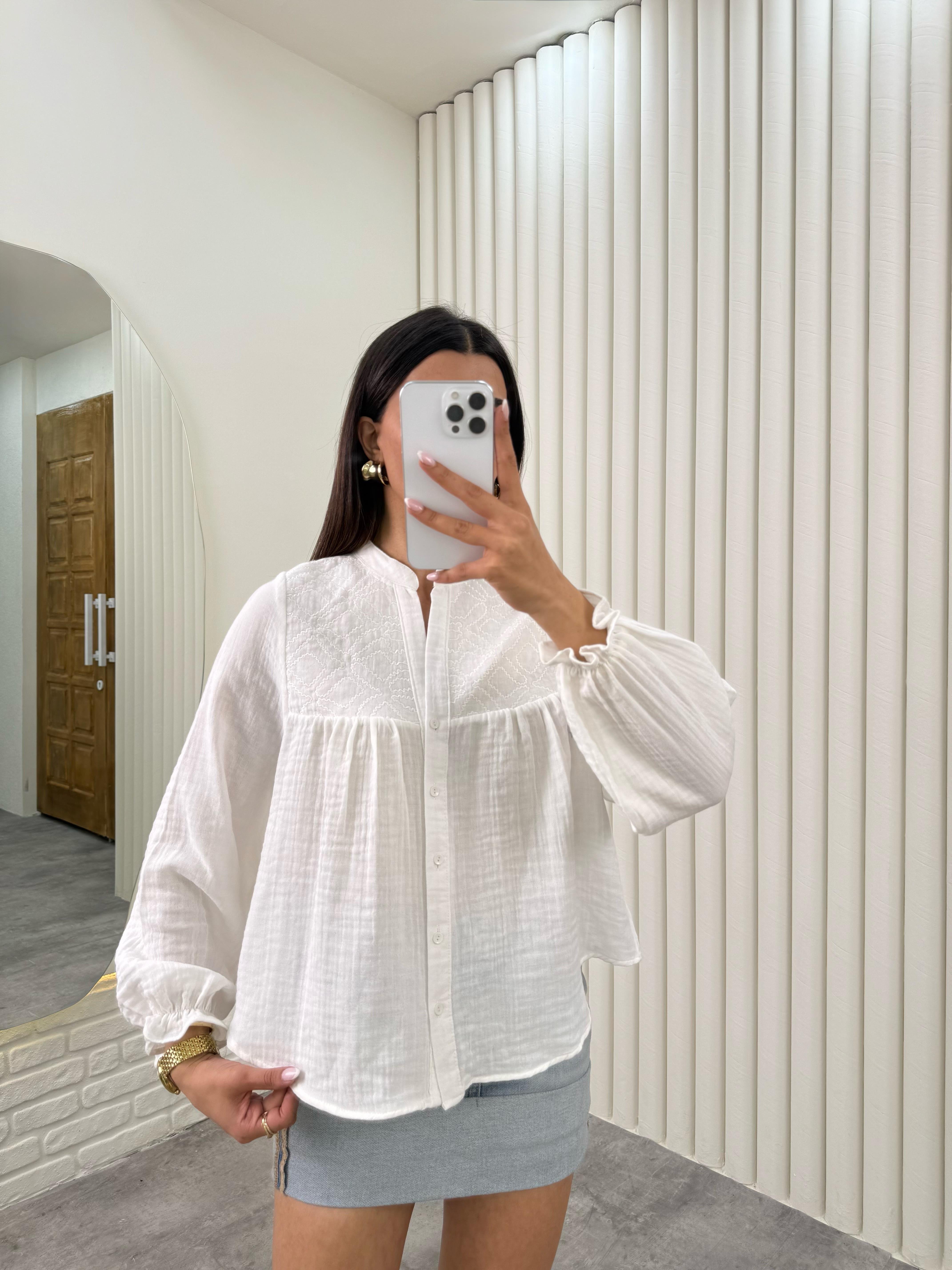 Beyaz V Yaka Önü Düğmeli Muslin Kumaş Gömlek Gaus00327GausGÖMLEKGU1001758