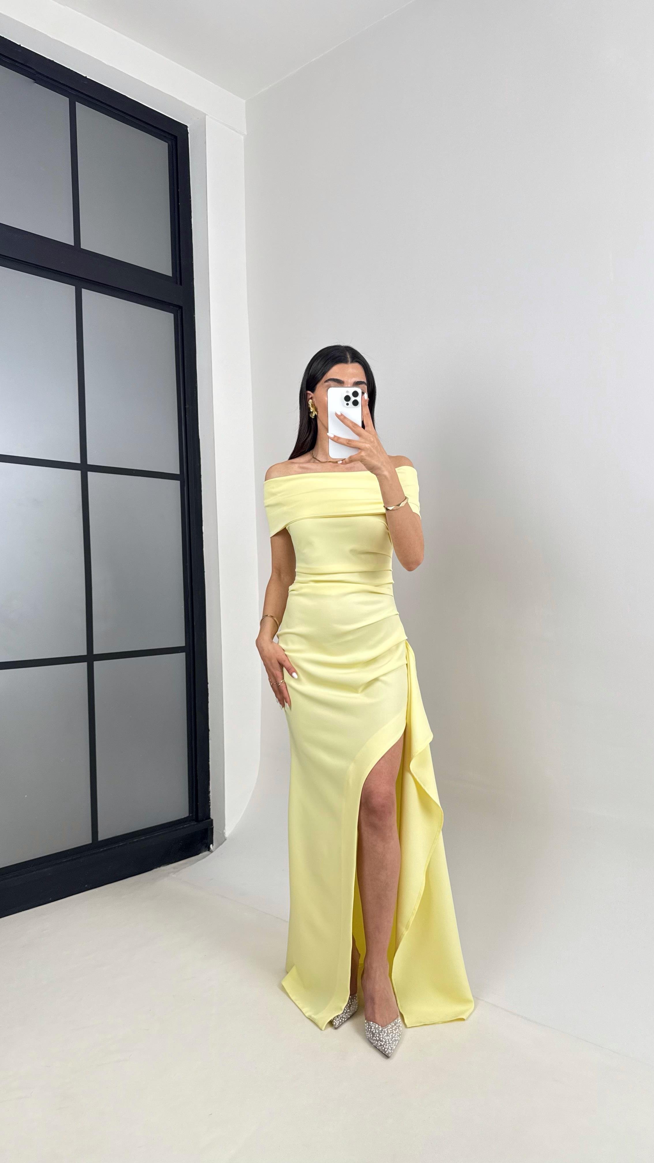 Sarı Madonna Yaka Yırtmaçlı İthal Kumaş Elbise Gaus00436GausELBİSEGU1002013