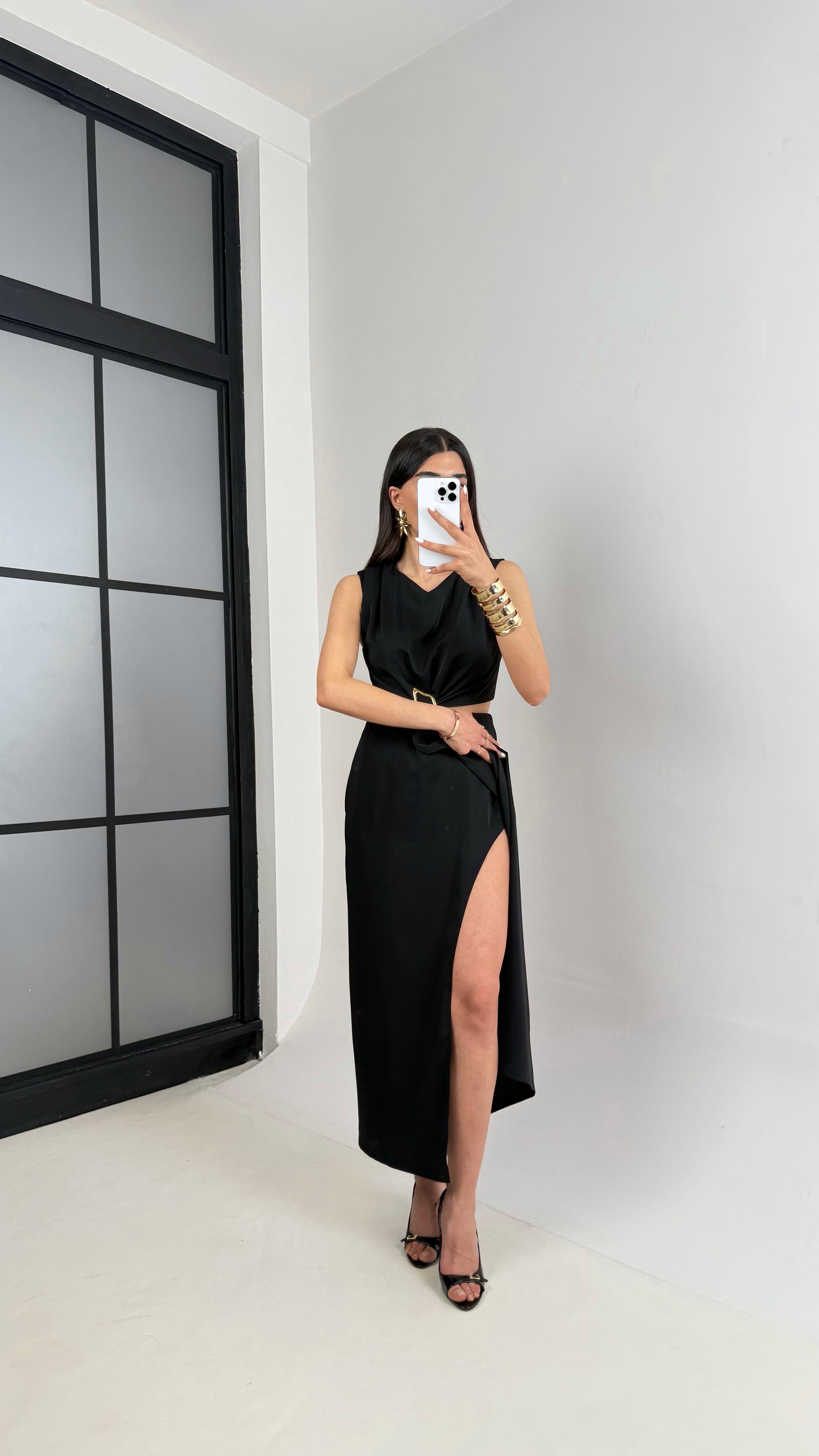 Siyah Yan Dekolteli Gold Toka Detaylı Yırtmaçlı Saten Elbise Gaus00434GausELBİSEGU1002008