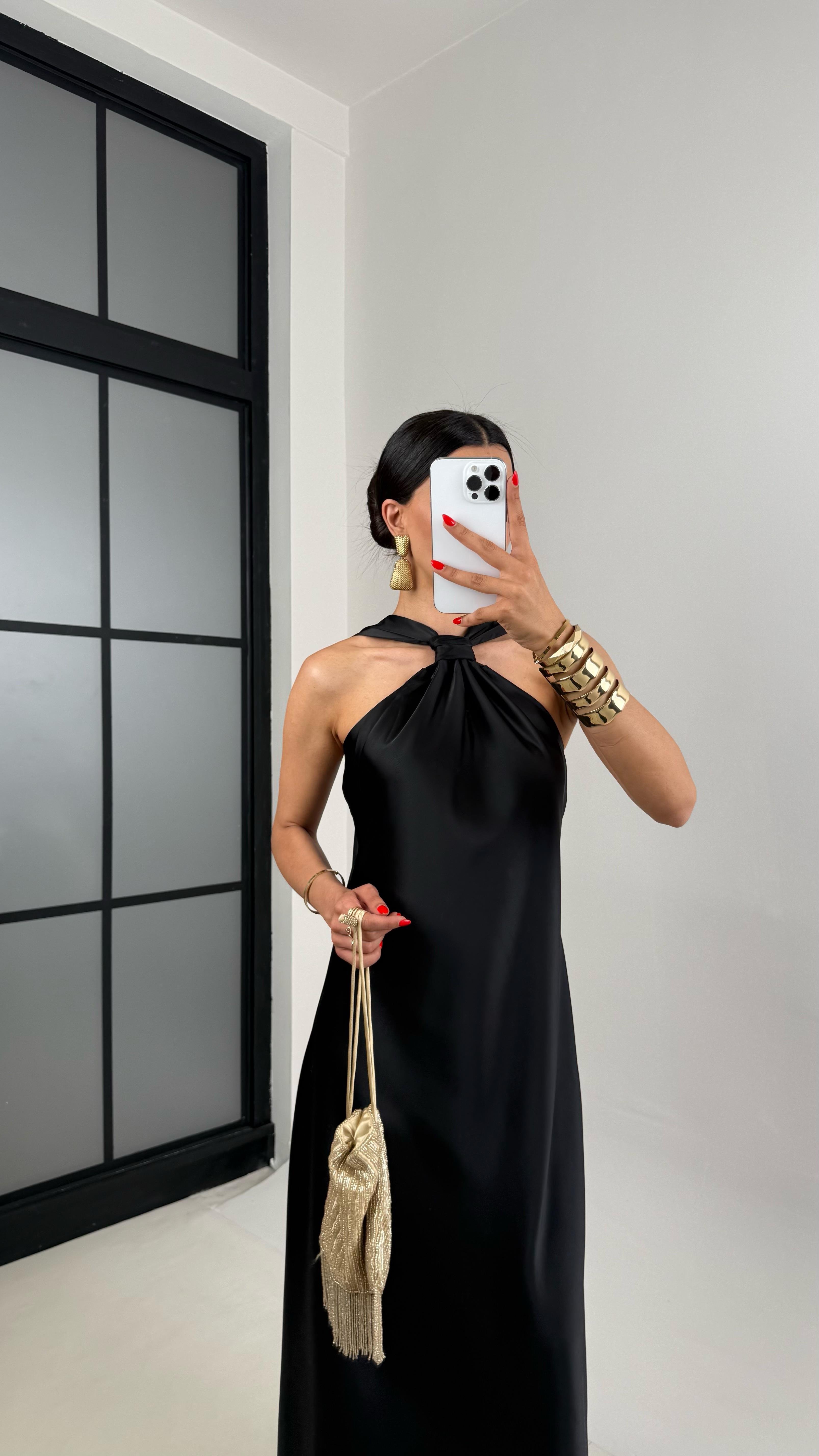 Siyah Sırt Bağlama Detaylı Saten Elbise Gaus00503GausELBİSEGU1002179