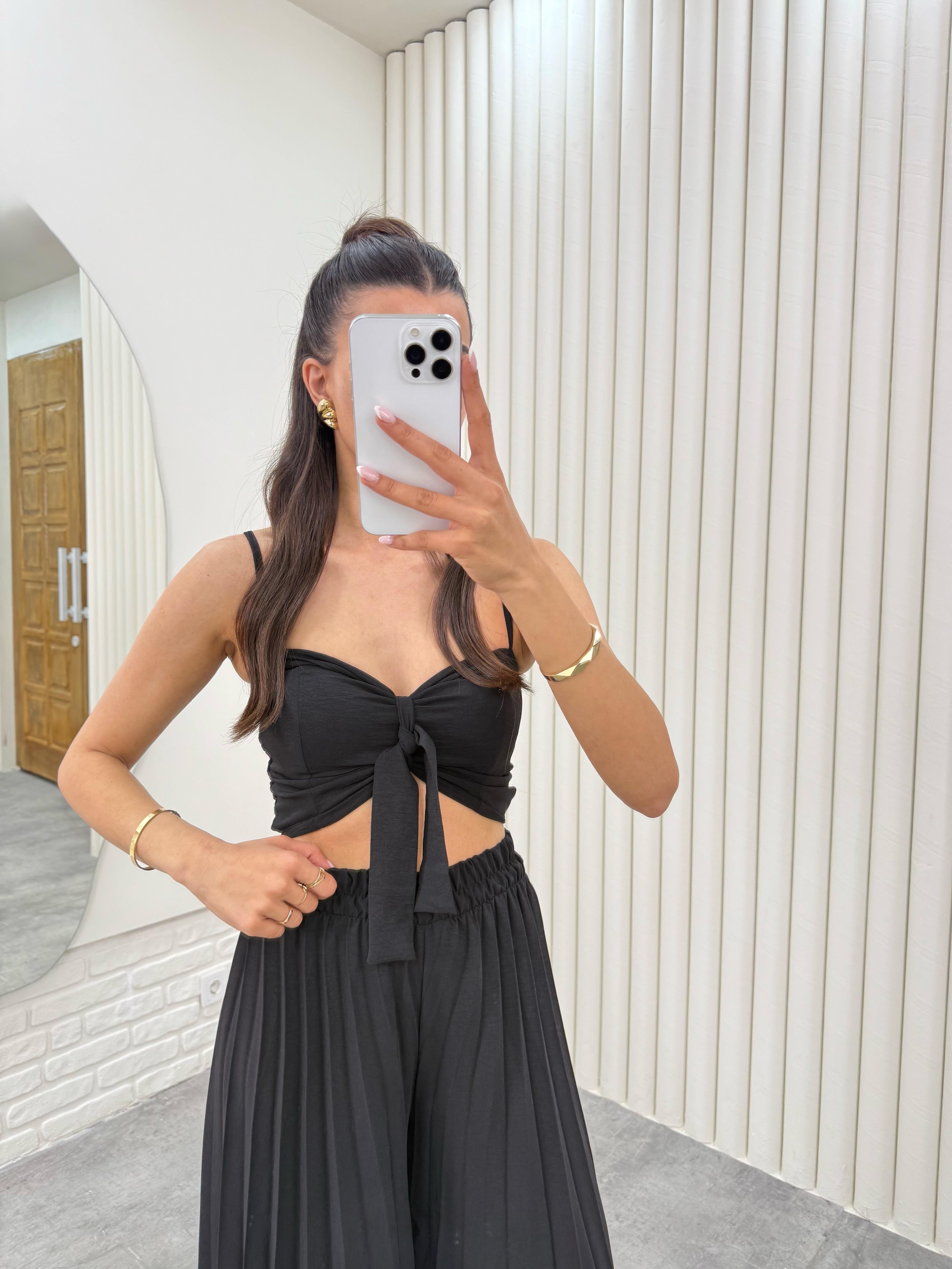 Siyah Ayarlanabilir Askılı  Önü Bağlamalı Crop Pileli Pantolon Takım Gaus00310GausTAKIMGU1001710