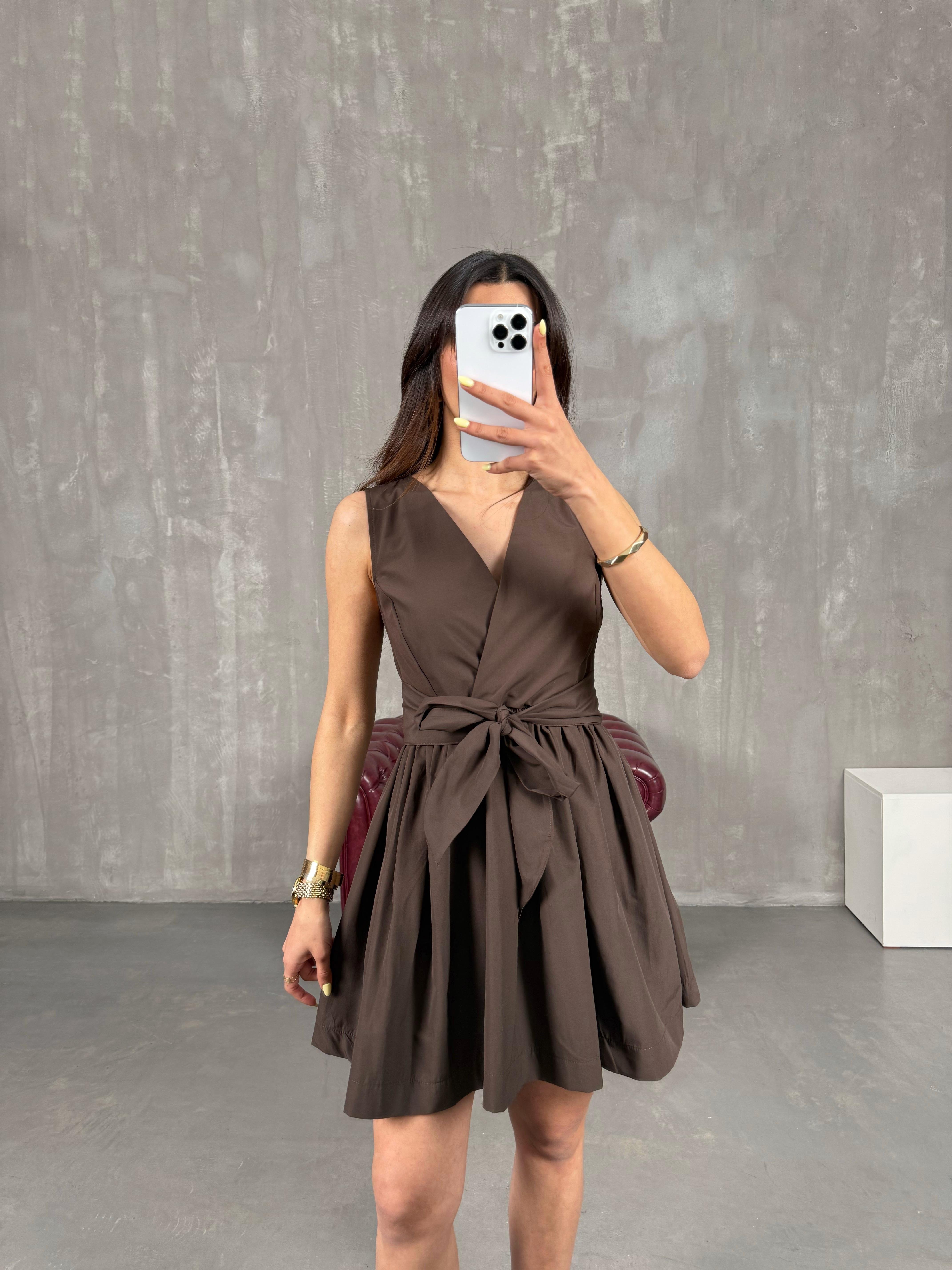 Kahve V Yaka Kuşaklı Volanlı Elbise Gaus00137GausELBİSEGU1001314