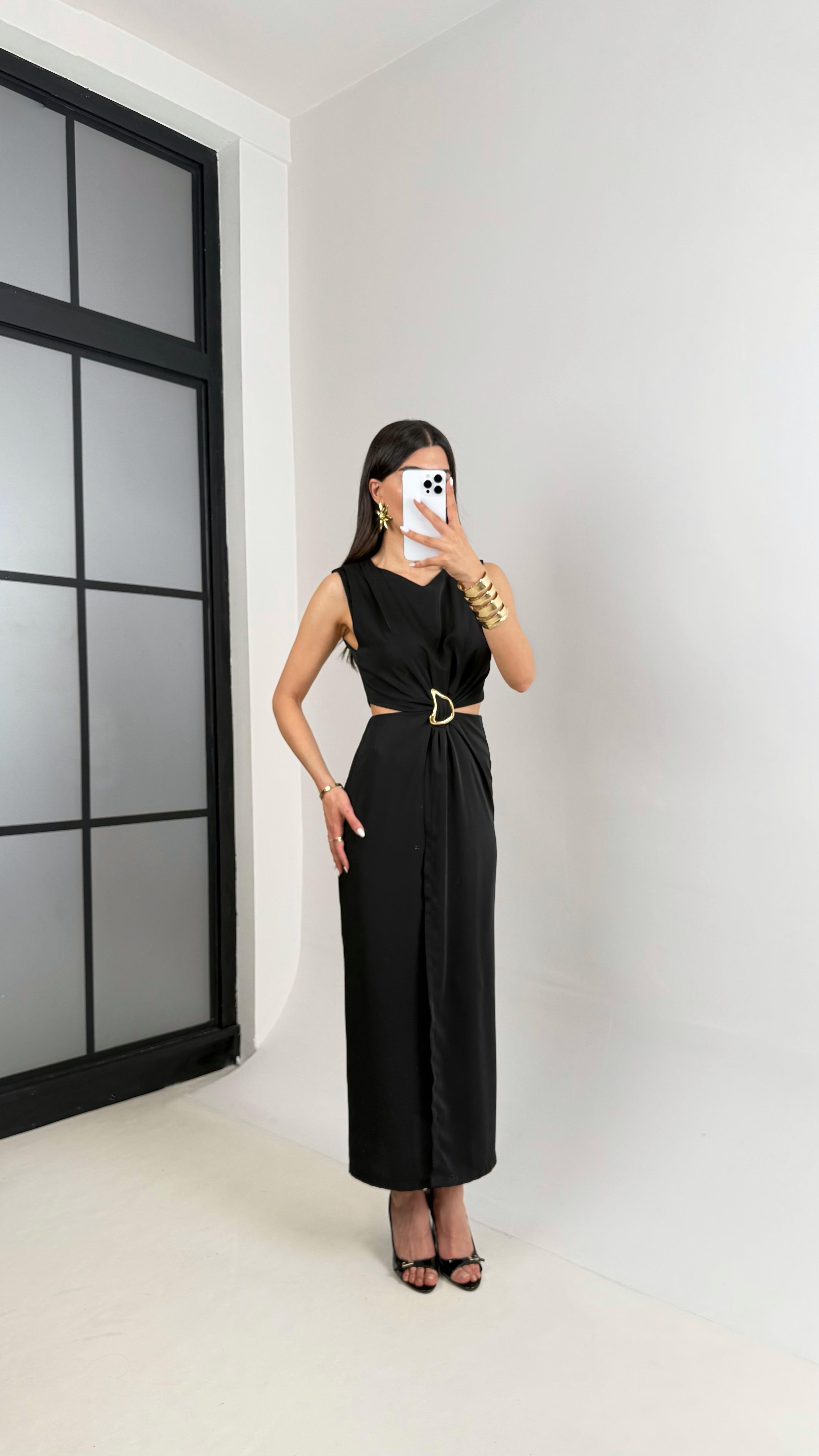 Siyah Yan Dekolteli Gold Toka Detaylı Yırtmaçlı Saten Elbise Gaus00434GausELBİSEGU1002008