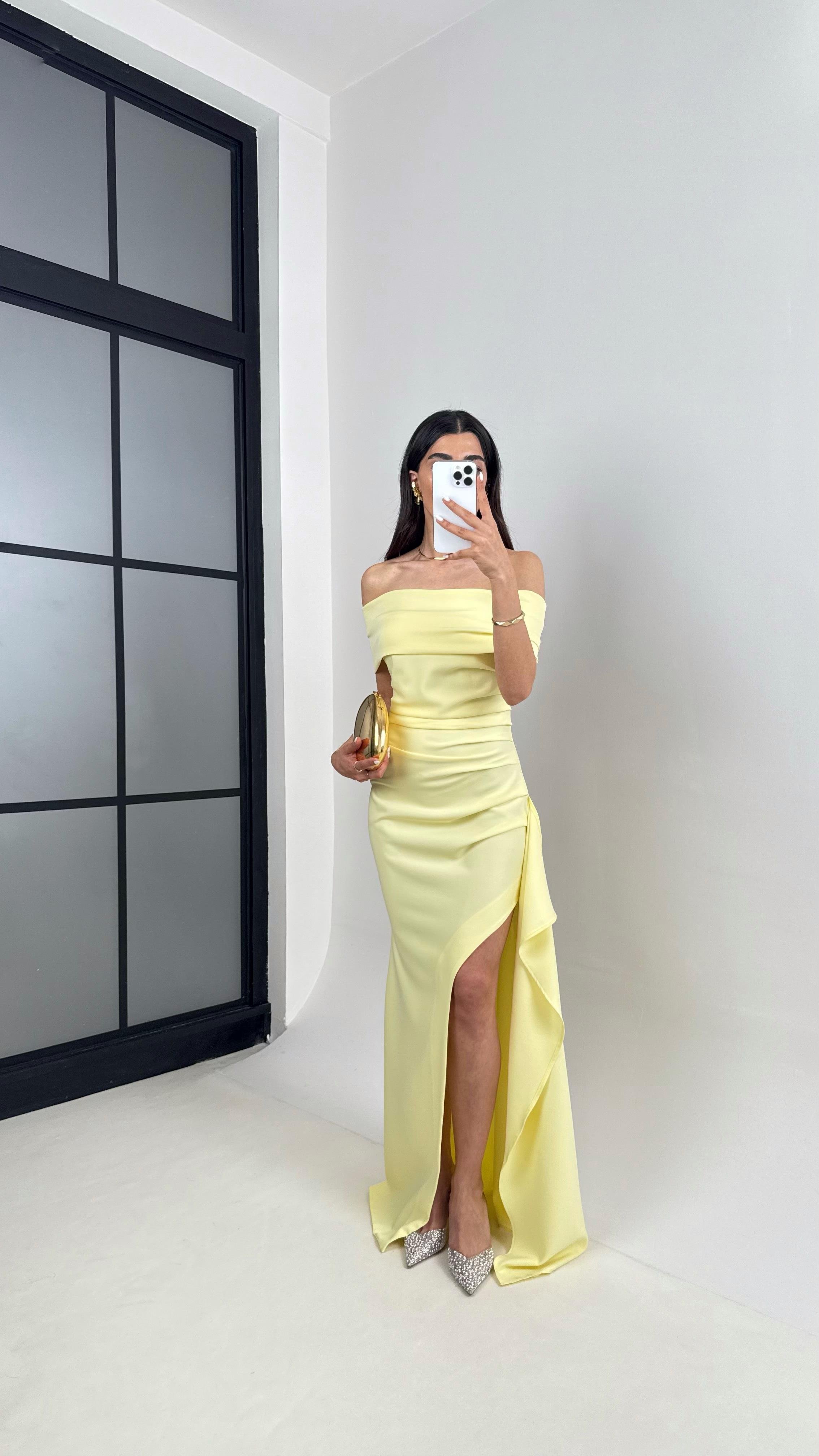 Sarı Madonna Yaka Yırtmaçlı İthal Kumaş Elbise Gaus00436GausELBİSEGU1002013