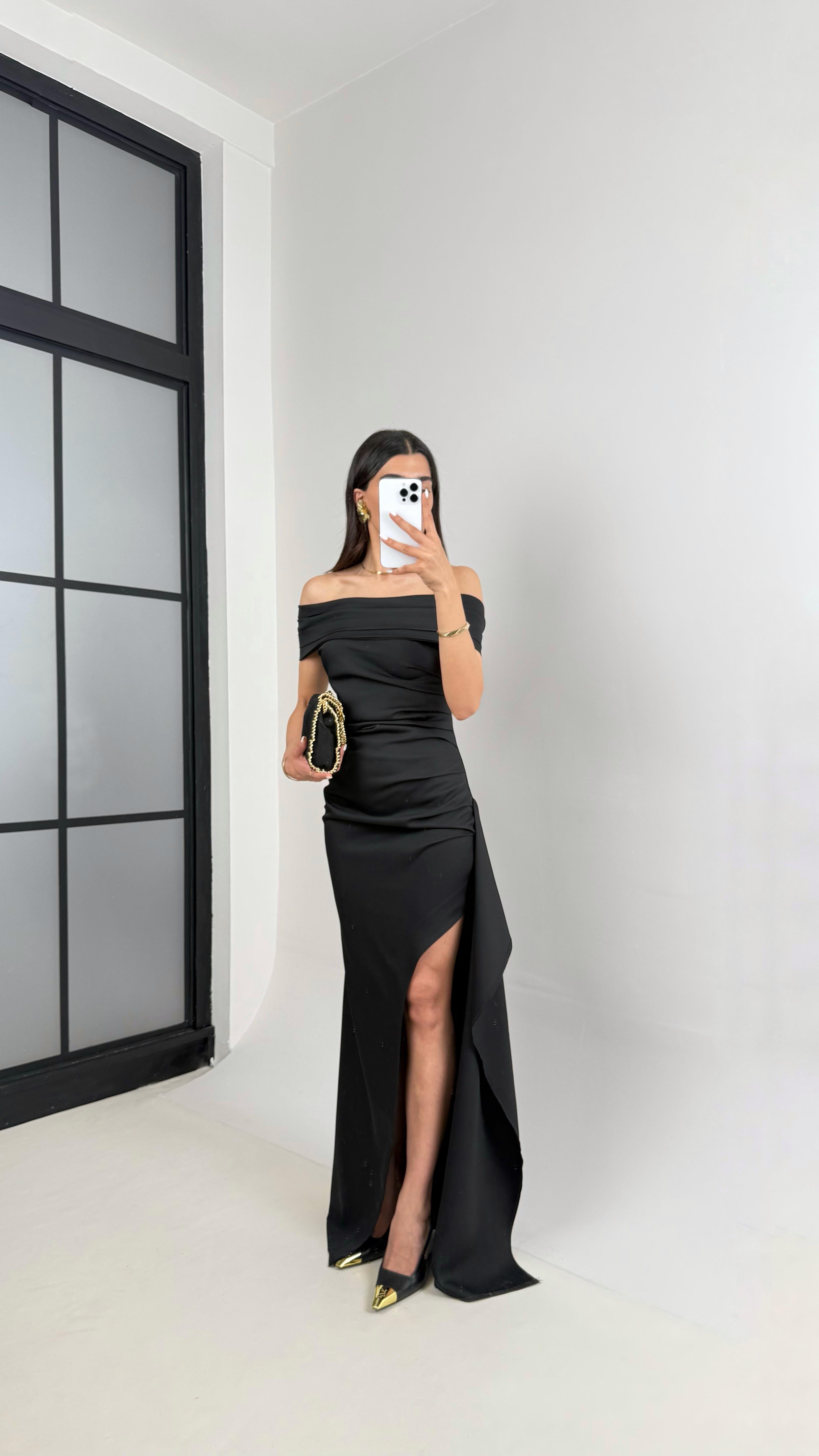 Siyah Madonna Yaka Yırtmaçlı İthal Kumaş Elbise Gaus00436GausELBİSEGU1002011