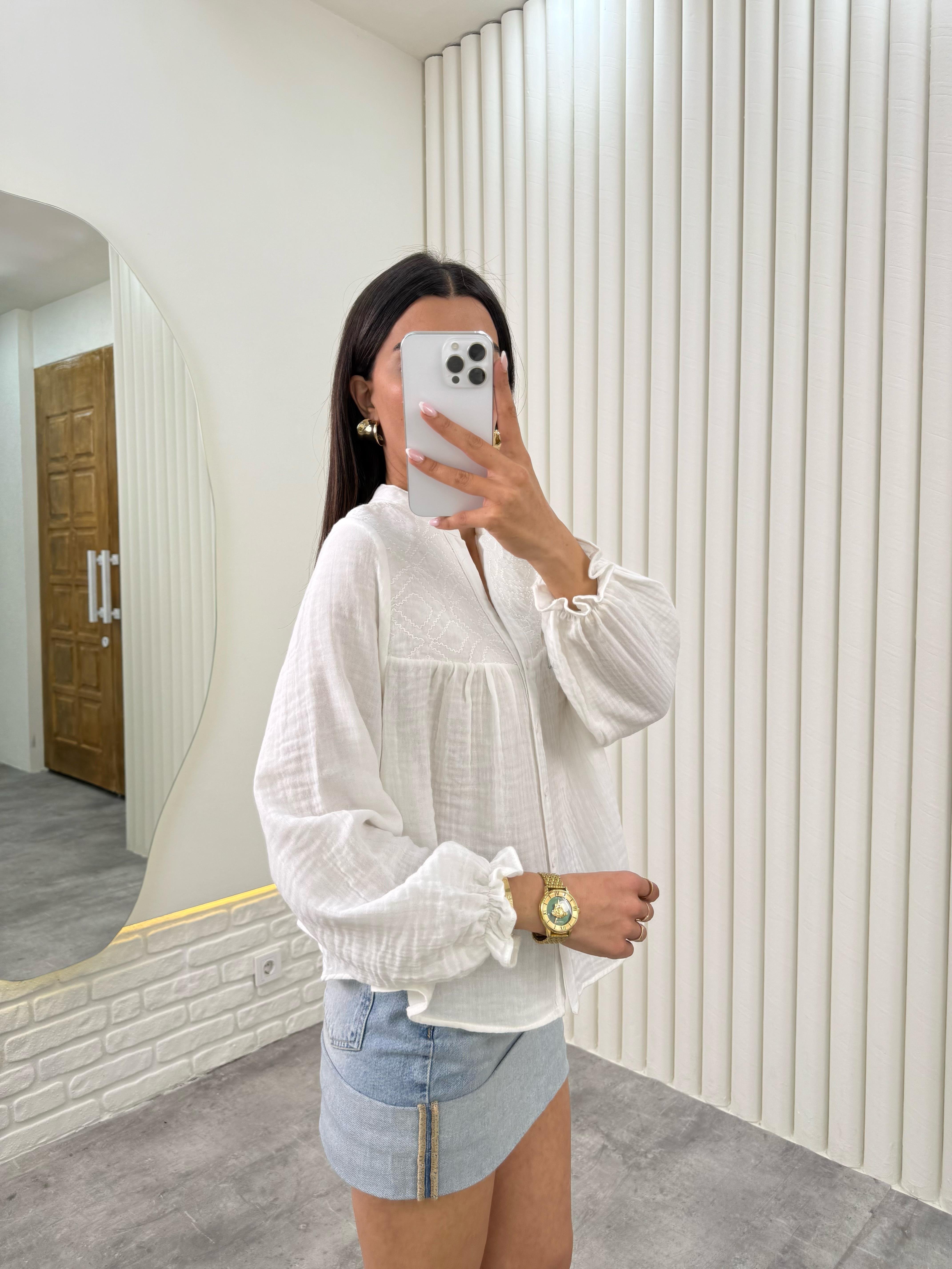 Beyaz V Yaka Önü Düğmeli Muslin Kumaş Gömlek Gaus00327GausGÖMLEKGU1001758