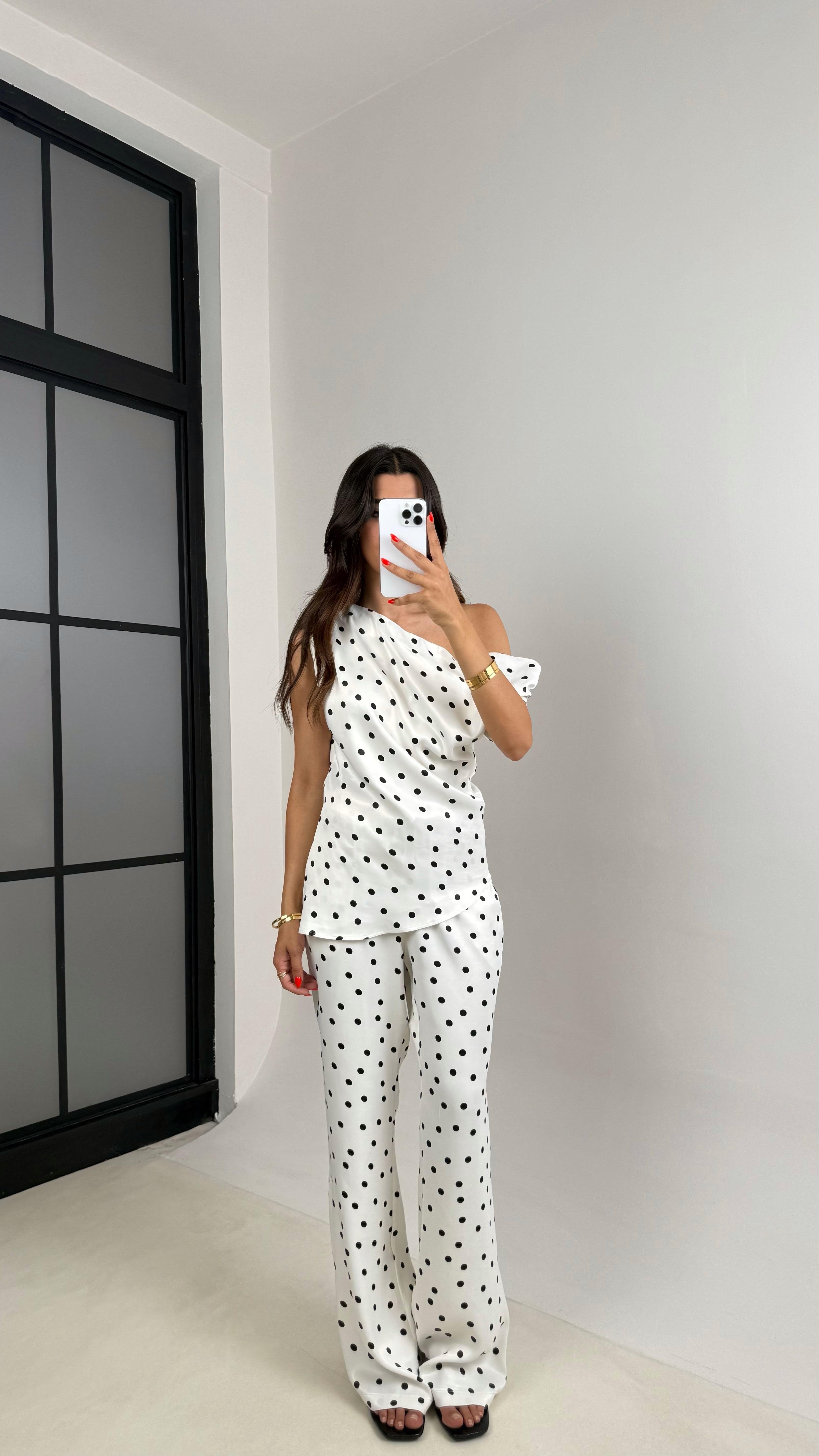 Beyaz Puantiyeli Asimetrik Kesim Bluz Beli Lastikli Pantolon Saten Takım GAUS-007GAUSTAKIMGAUS-007