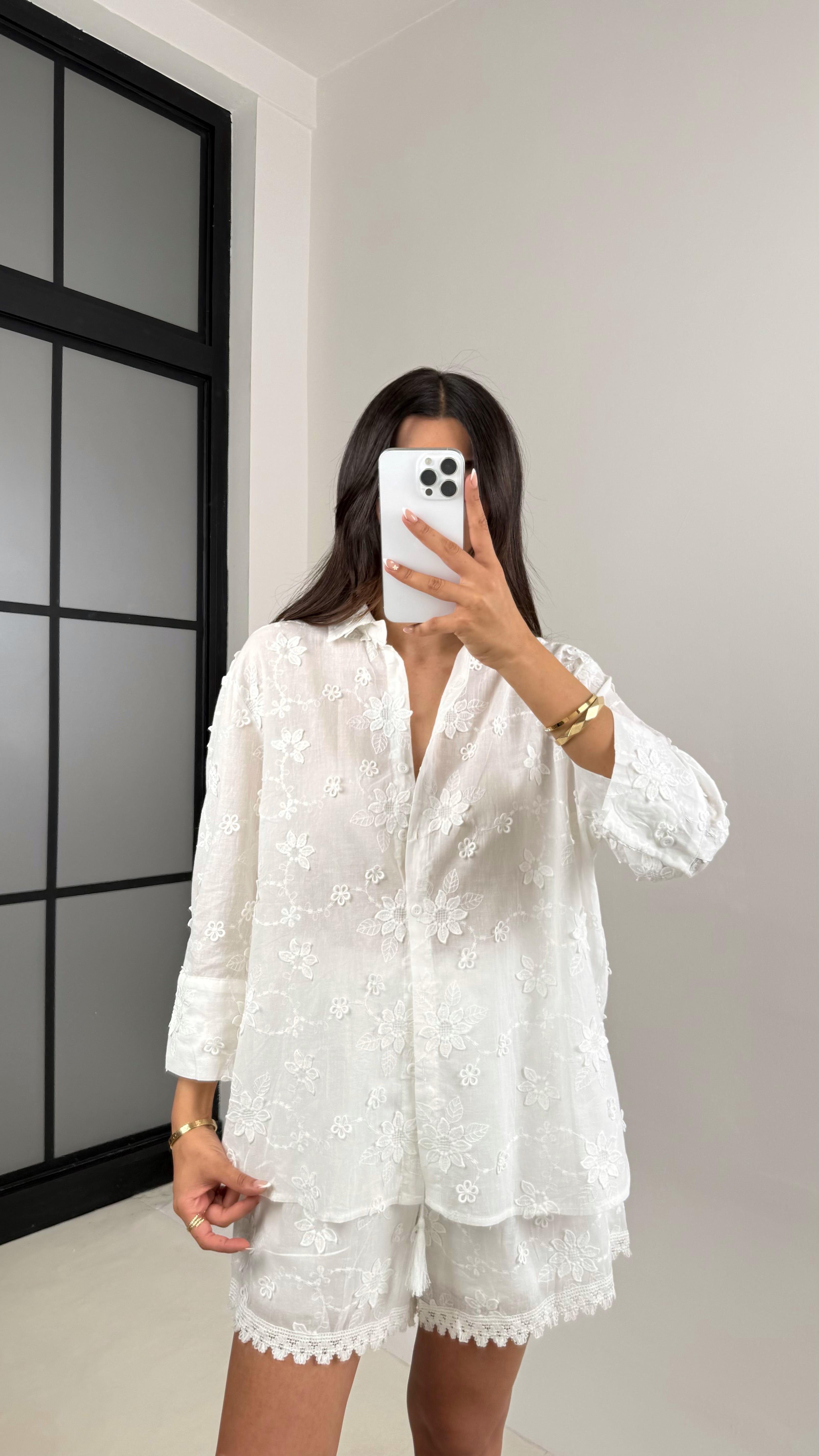 Beyaz Çiçek Nakışlı Gömlek Beli Lastikli Astarlı Şort İthal Kumaş Takım Gaus00533GausTAKIMGU1002247