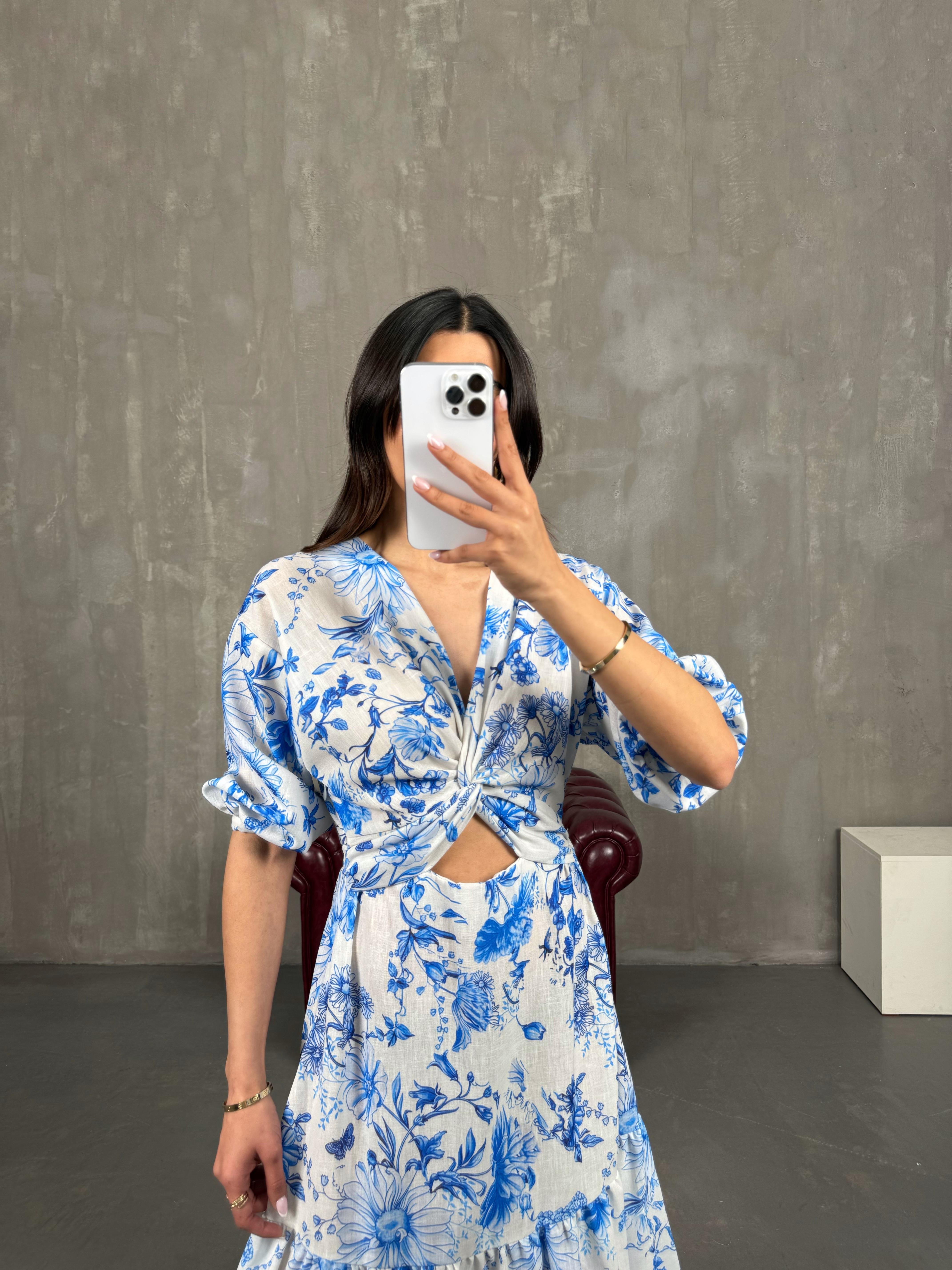 Beyaz V Yaka Mavi Çiçek Desenli Beli Lastikli Elbise Gaus00266GausELBİSEGU1001613