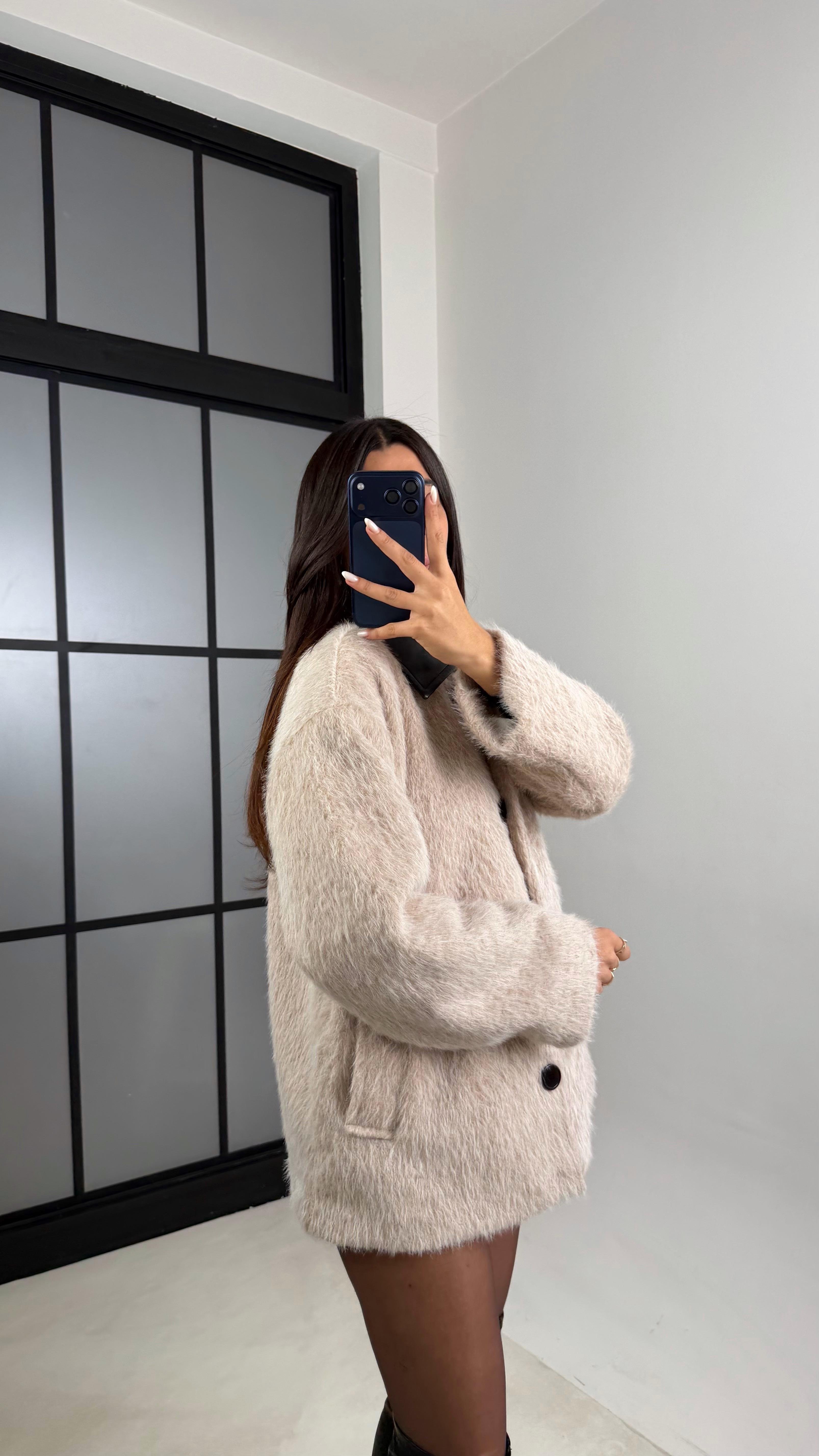 Ekru Deri Yaka Detaylı Astarlı Peluş Ceket GAUS-00595GAUS السترات  GAUS-00595