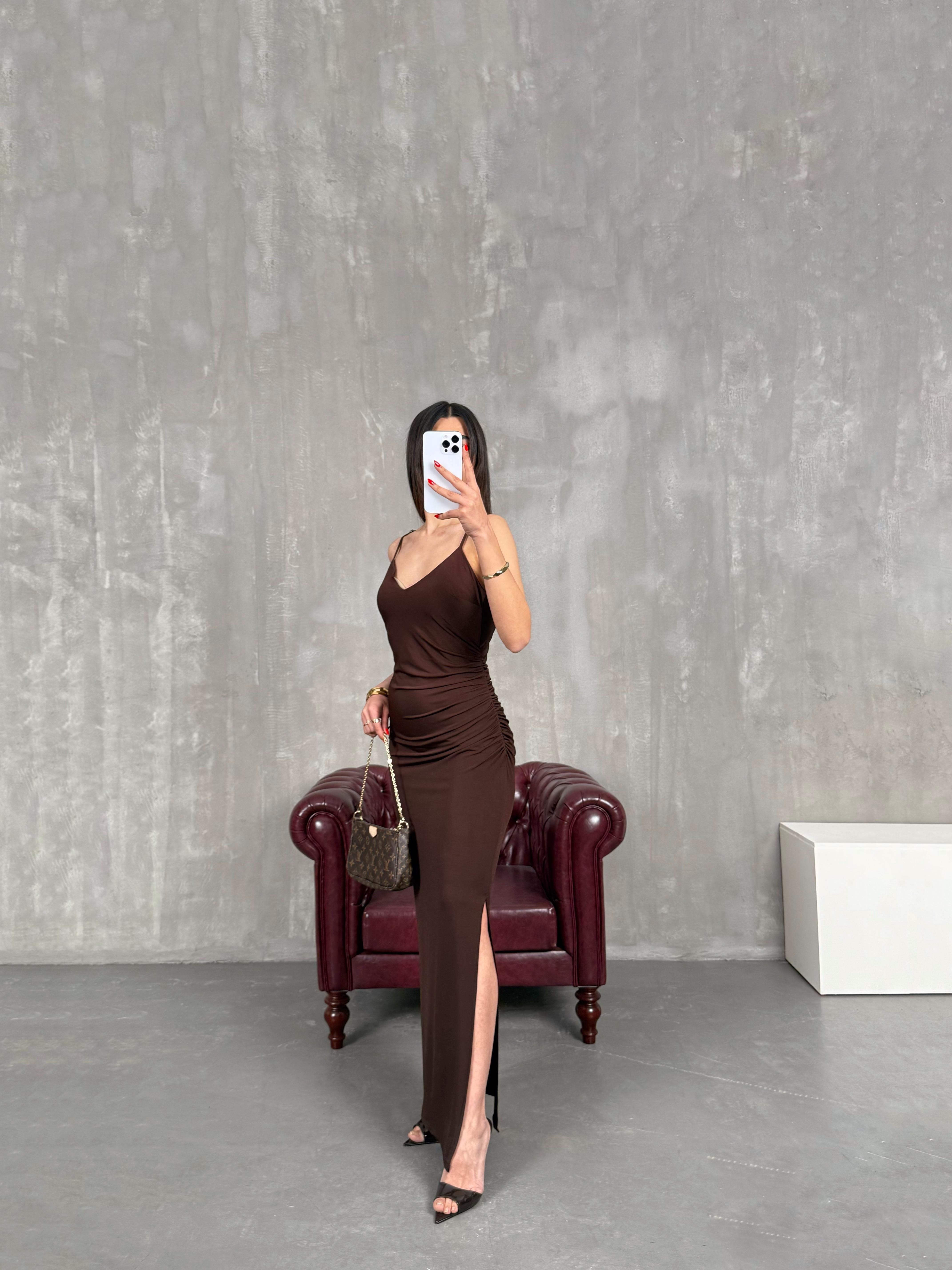 Acı Kahve Drapeli V Yaka Ayarlanabilir Askılı Yandan Yırtmaçlı Elbise Gaus00189GausELBİSEGU1001437