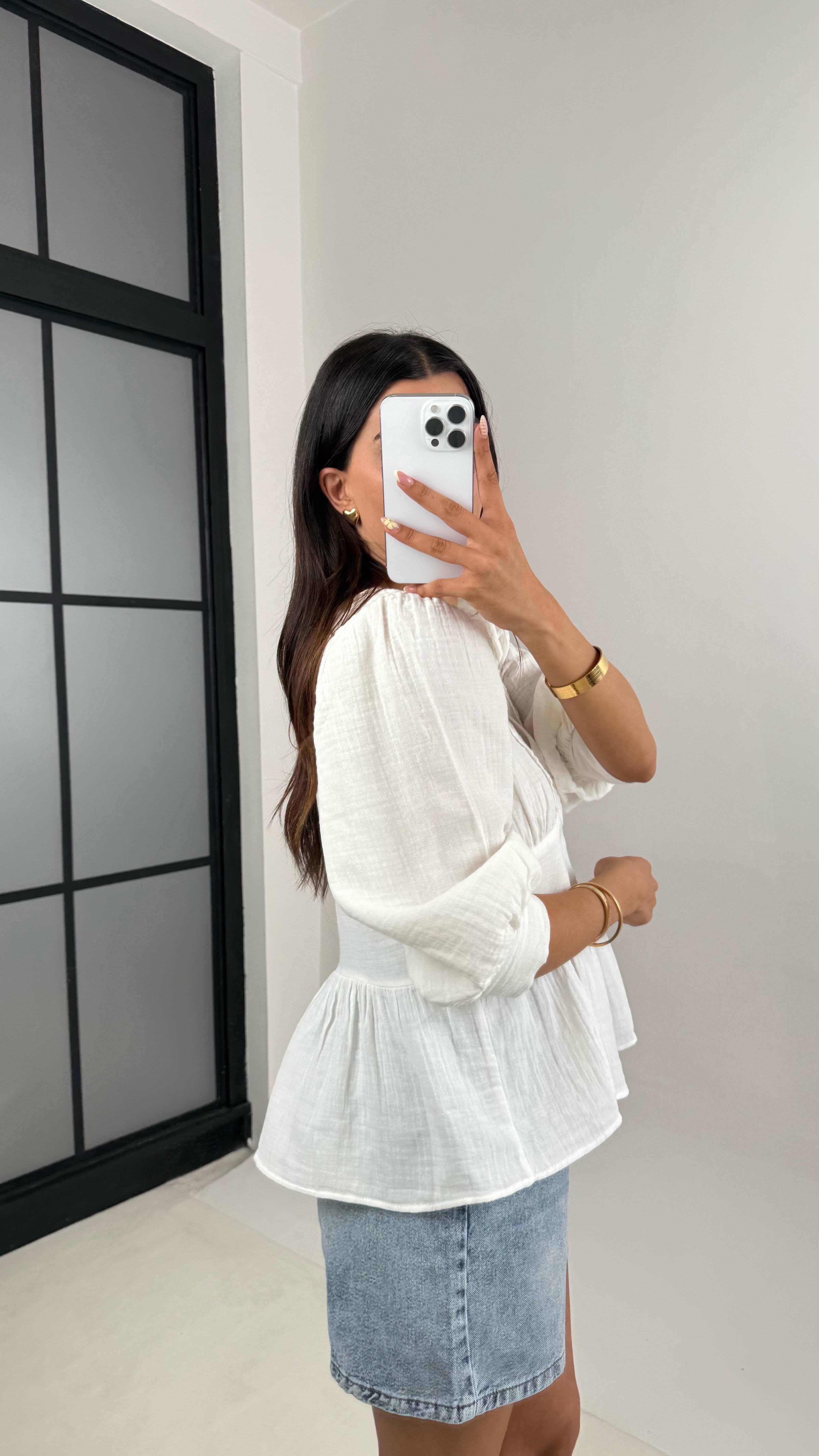 Beyaz V Yaka Balon Kol Yaka Dantel İşlemeli Müslin Bluz Gaus00688 Gausالبلوزات GU1002584