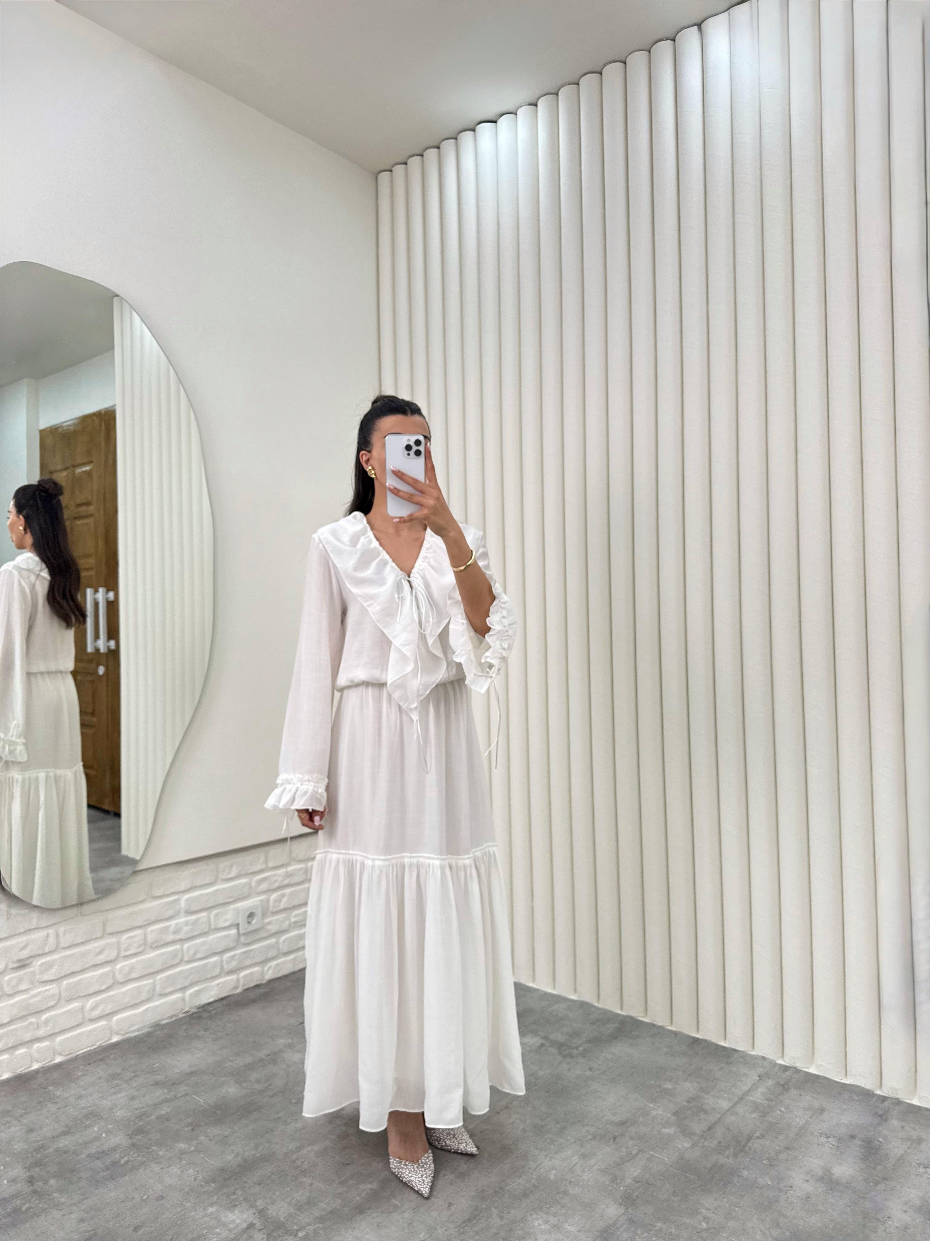 Beyaz V Yaka Önü Bağlamalı Beli Lastikli Kol Fırfırlı Elbise Gaus00303GausELBİSEGU1001696