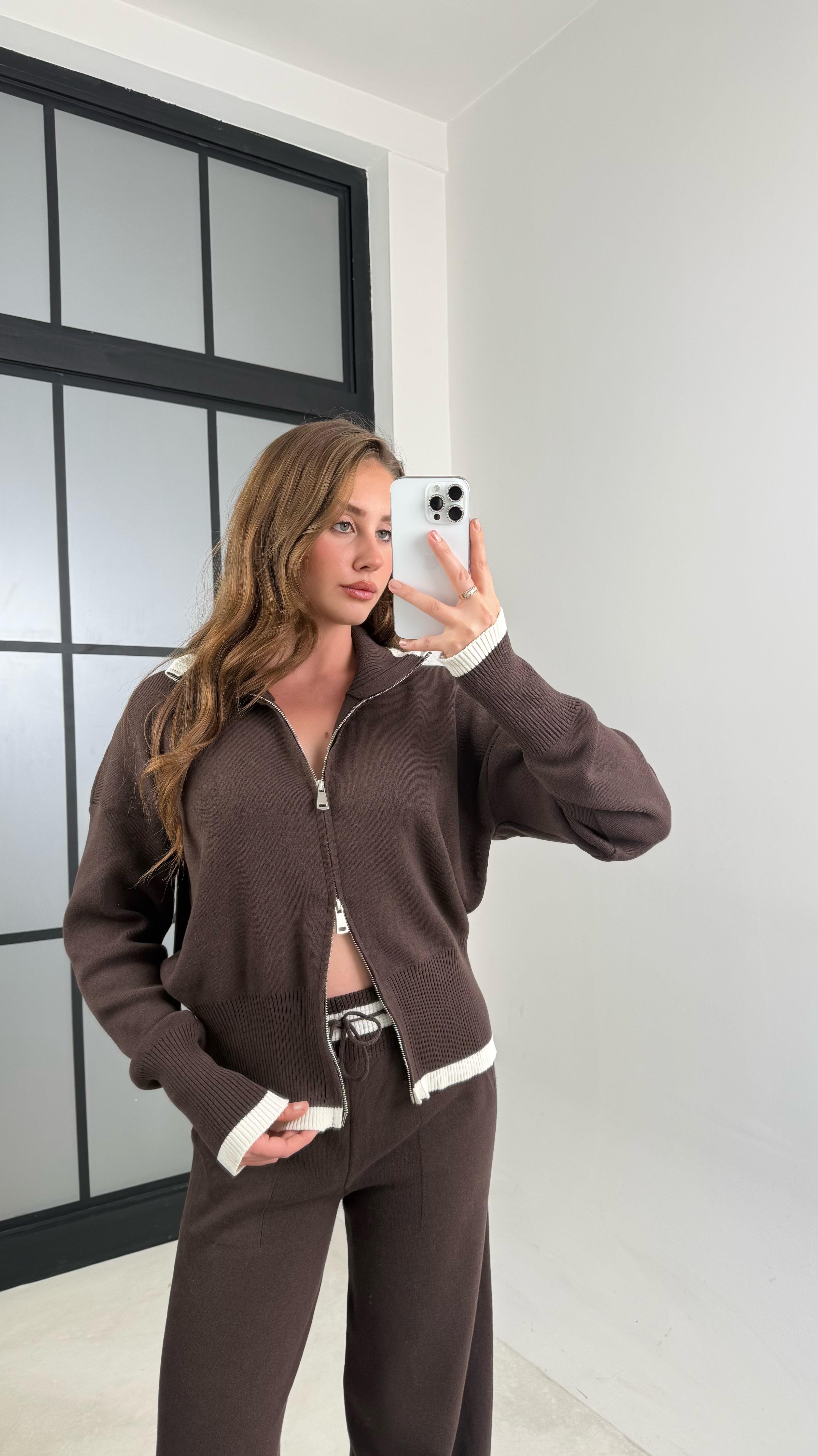 Acı Kahve Şerit Detaylı Çift Fermuarlı Hırka Beli Lastikli Kuşaklı Pantolon Triko Takım GAUS-00589GAUSTAKIMGAUS-00589