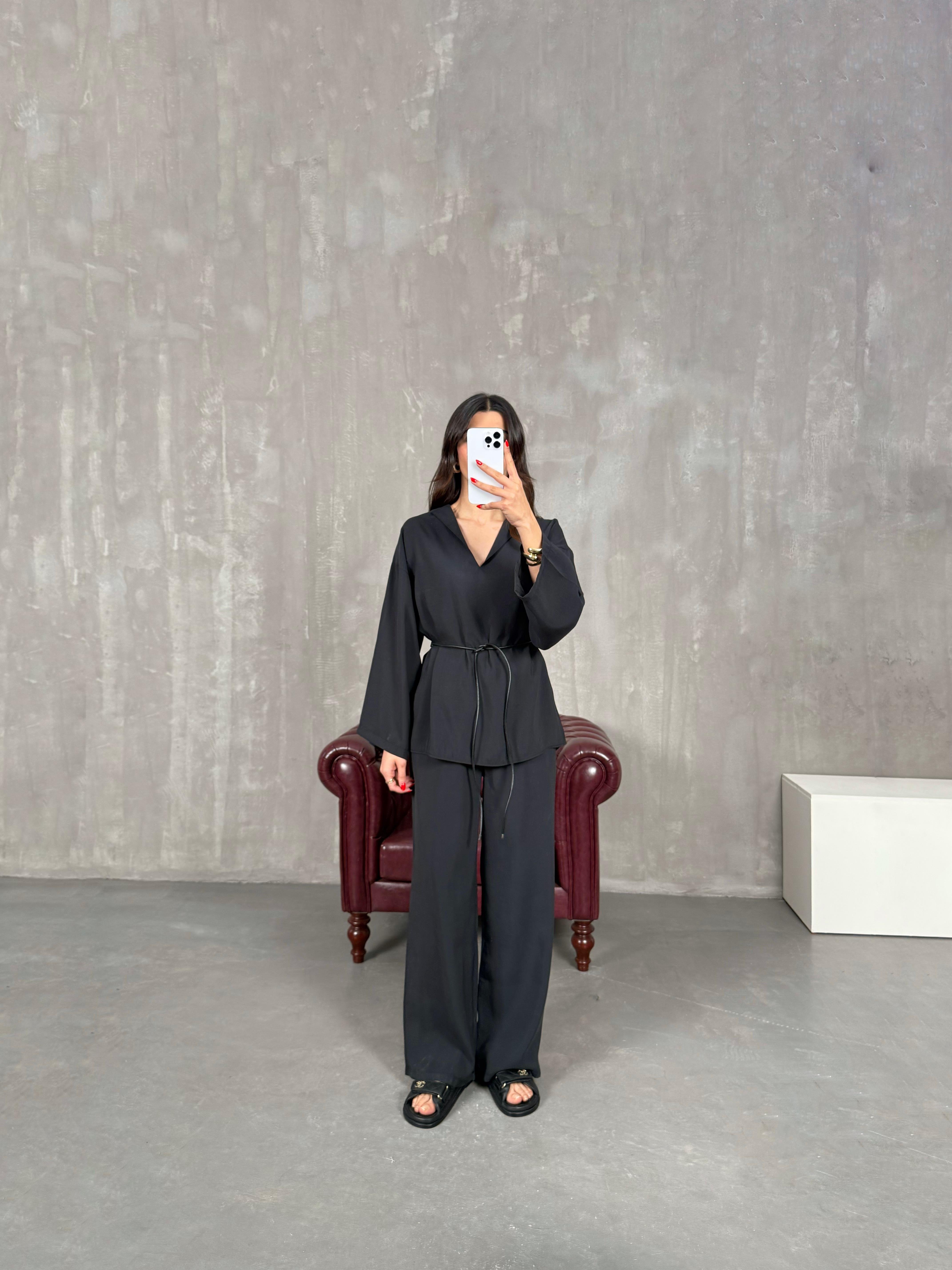 Siyah V Yaka Deri Kuşaklı Tensel Takım Gaus00205GausTAKIMGU1001484