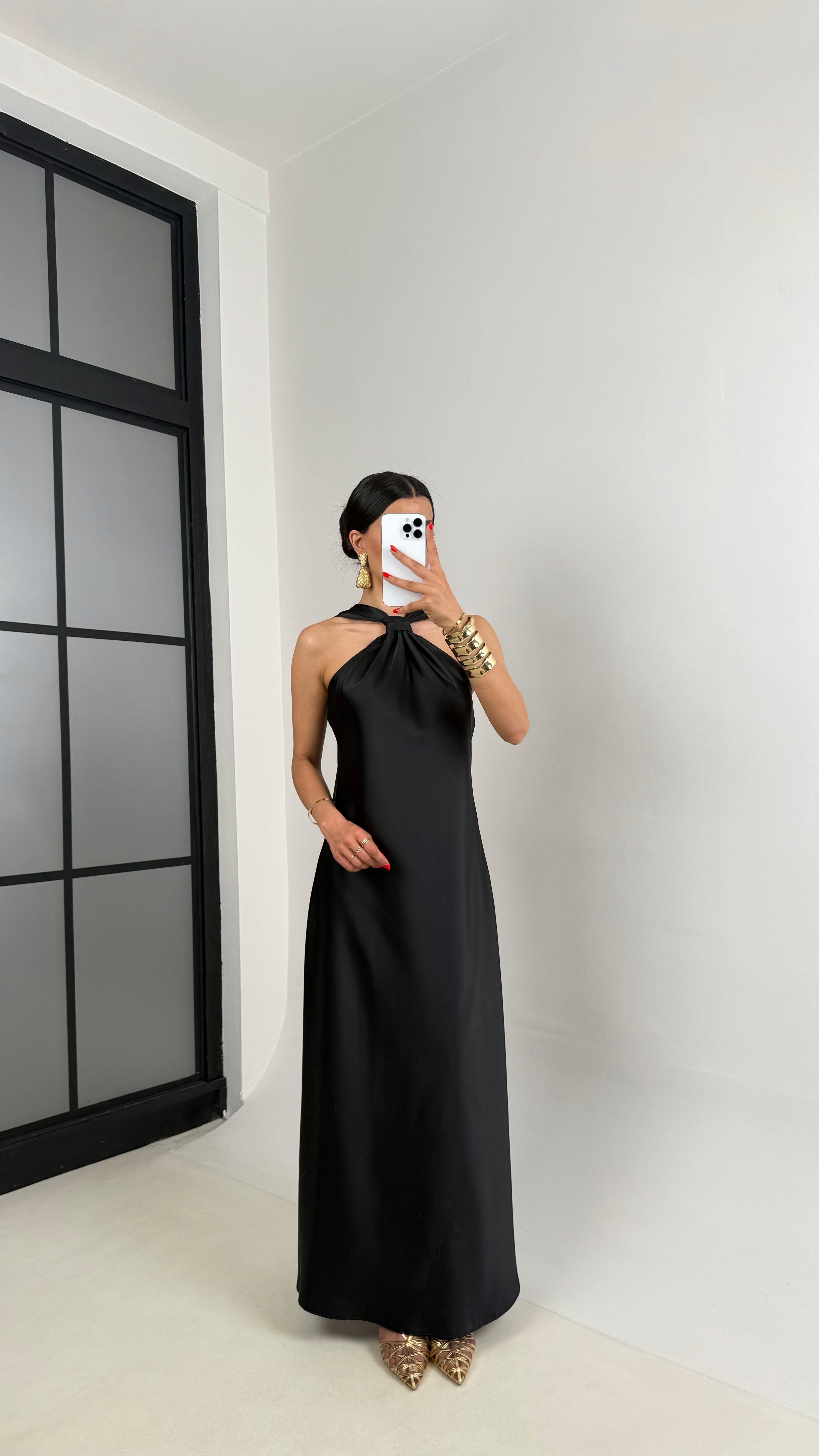 Siyah Sırt Bağlama Detaylı Saten Elbise Gaus00503GausELBİSEGU1002179